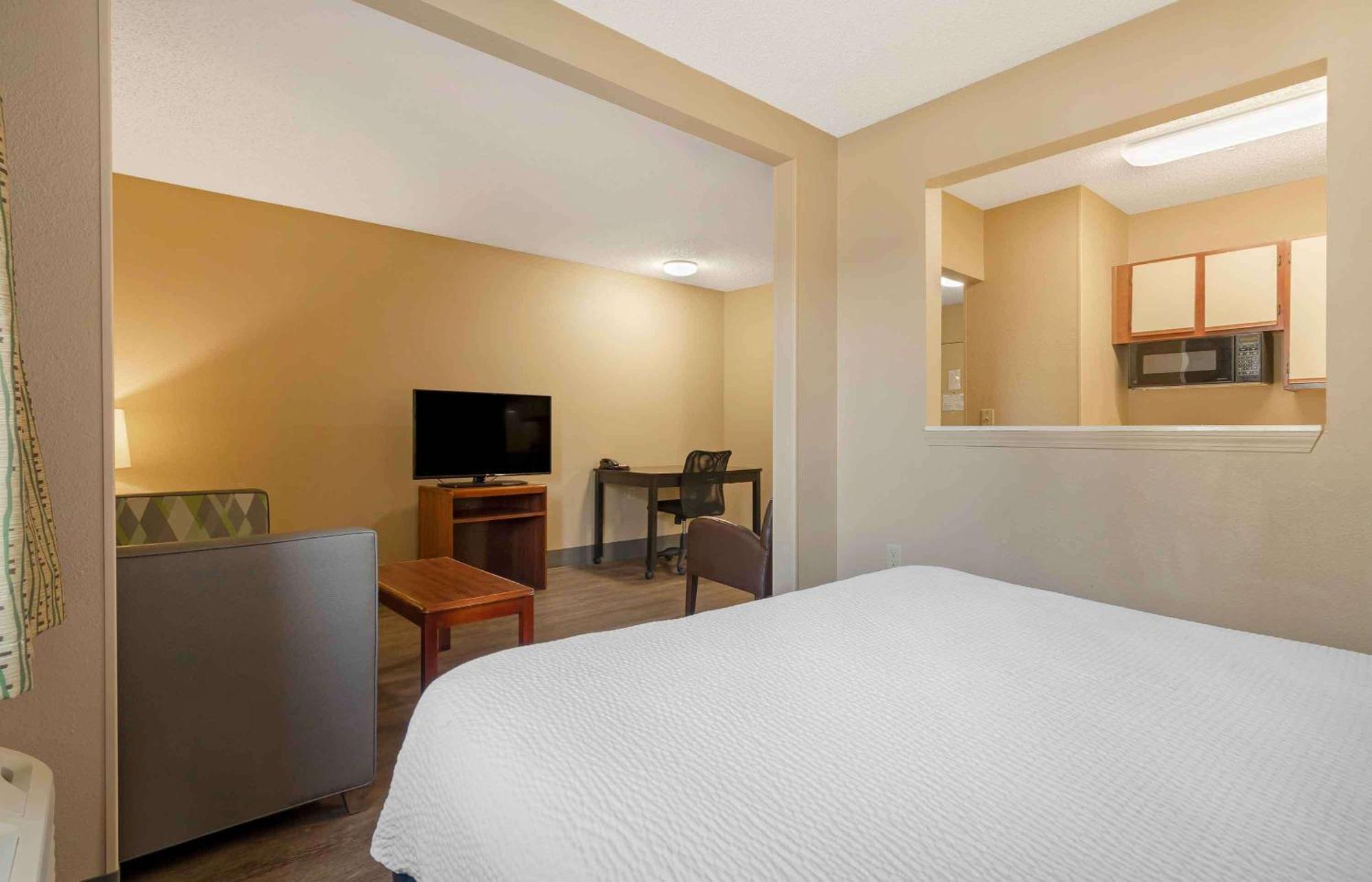 Deluxe Studio 1 Queen Bed Non-Smoking