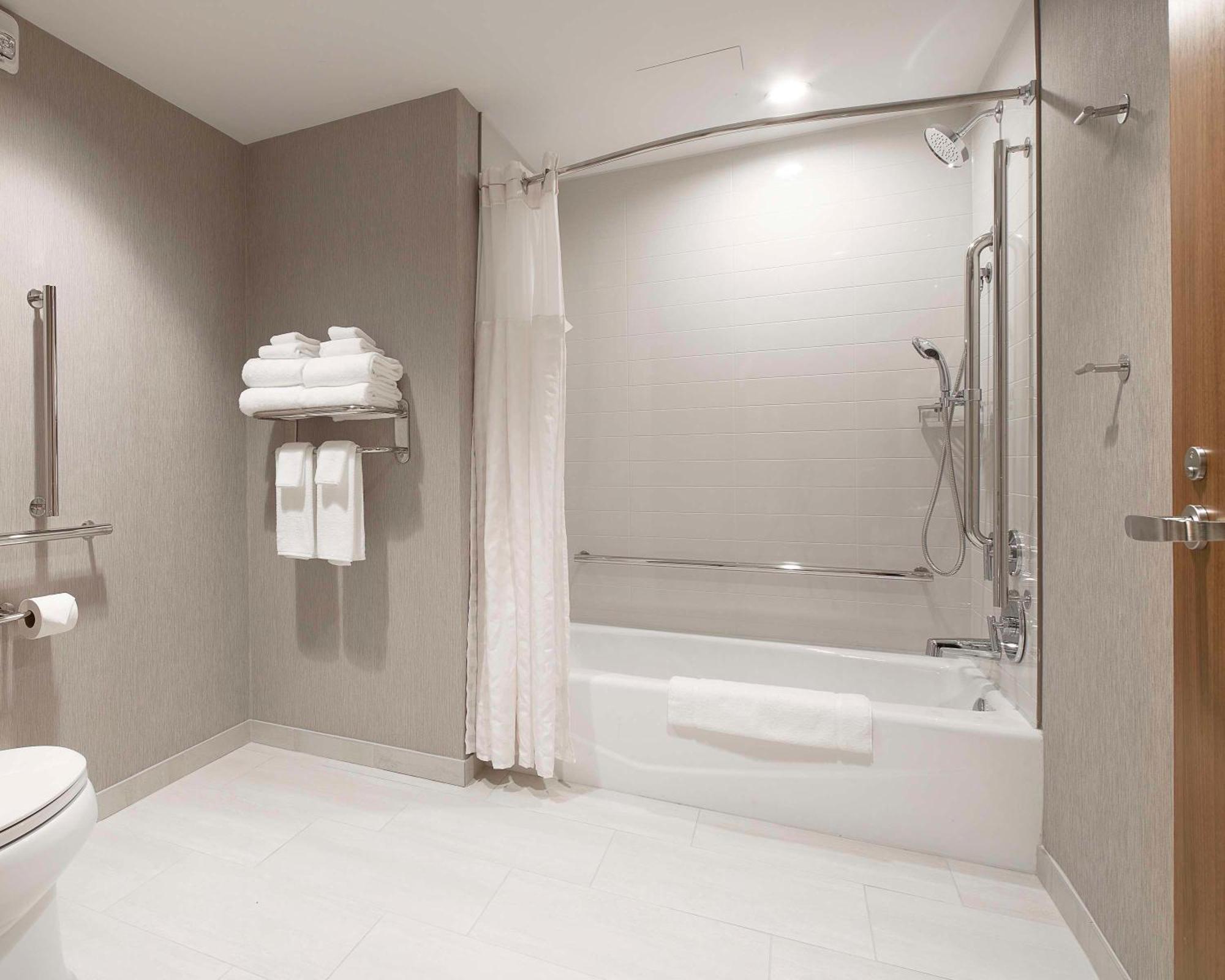 Queen Room Two Queen Beds Sofa Bed Accessible Tub
