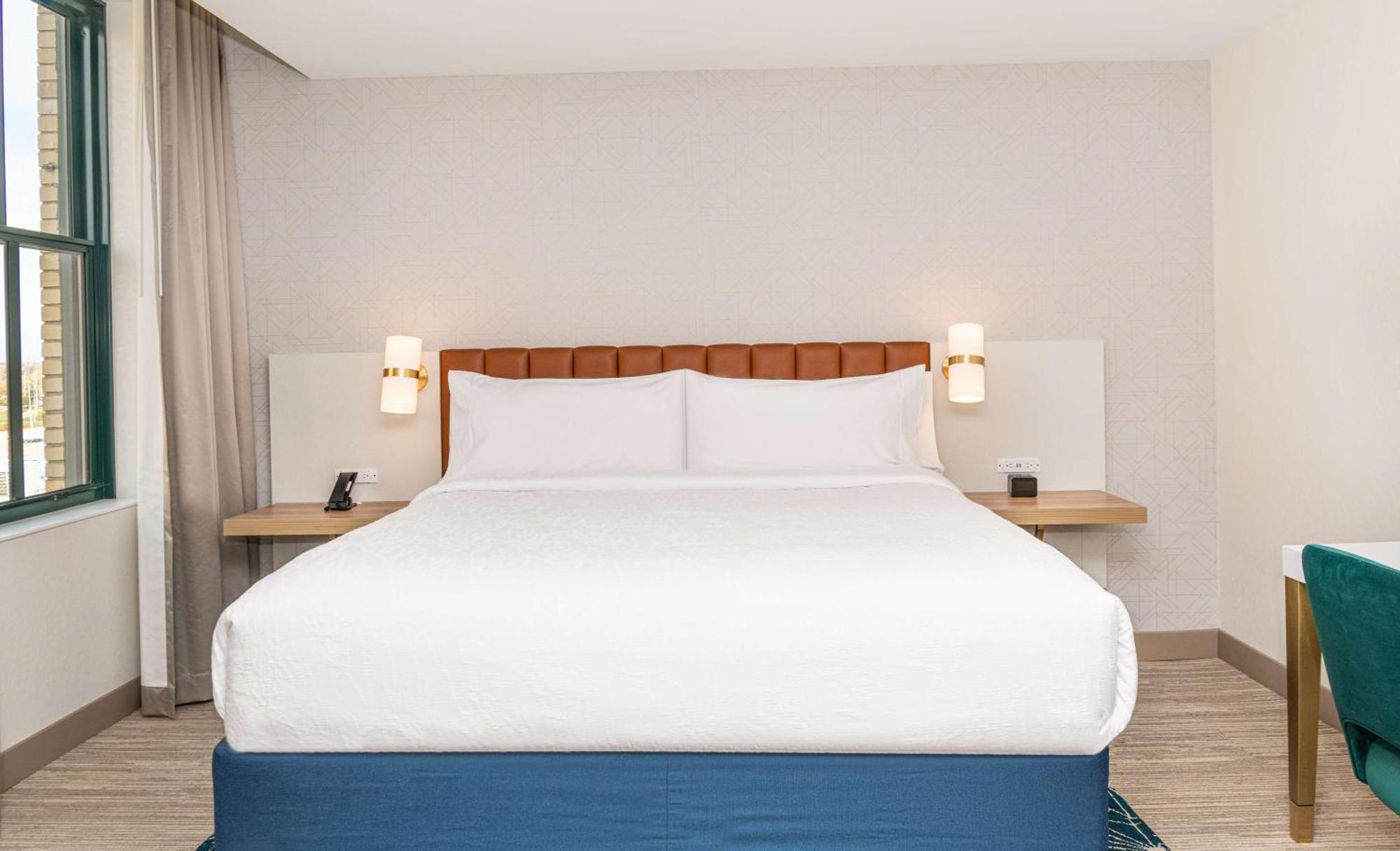King Room with Roll-In Shower - Mobility Access