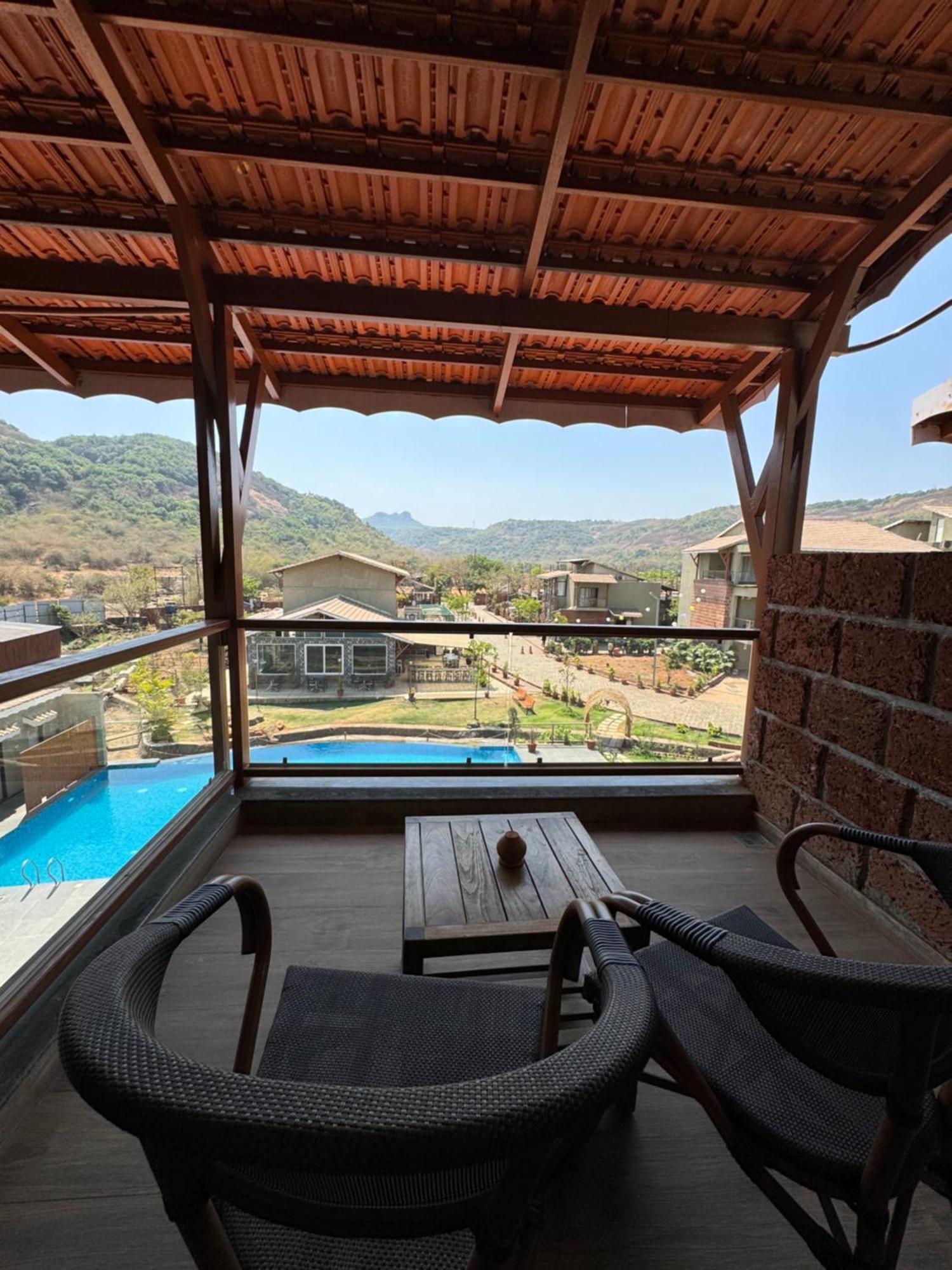 Studio Pool View