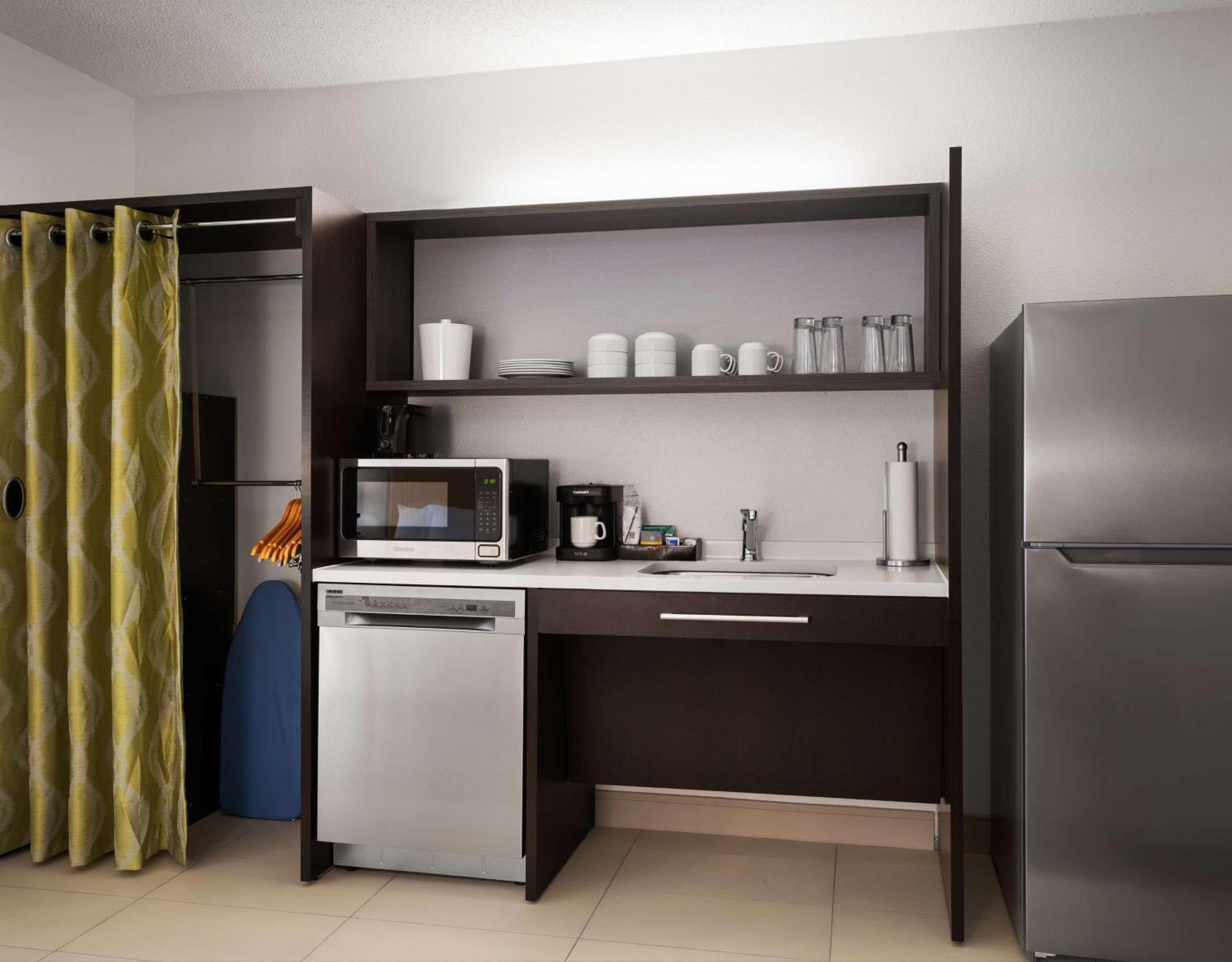 King Studio Suite Tub Mobility or Hearing Accessible