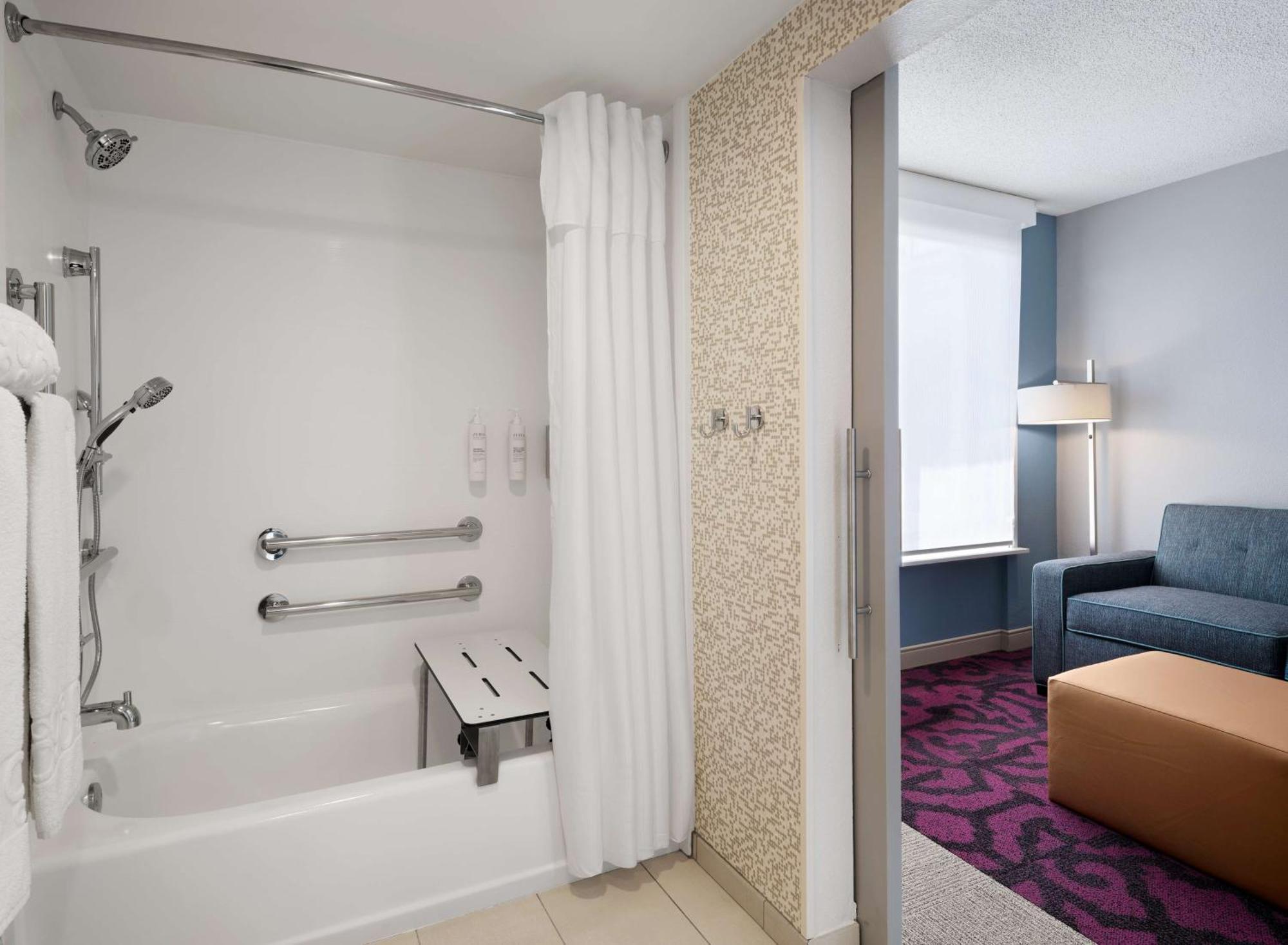 King Studio Suite Tub Mobility or Hearing Accessible