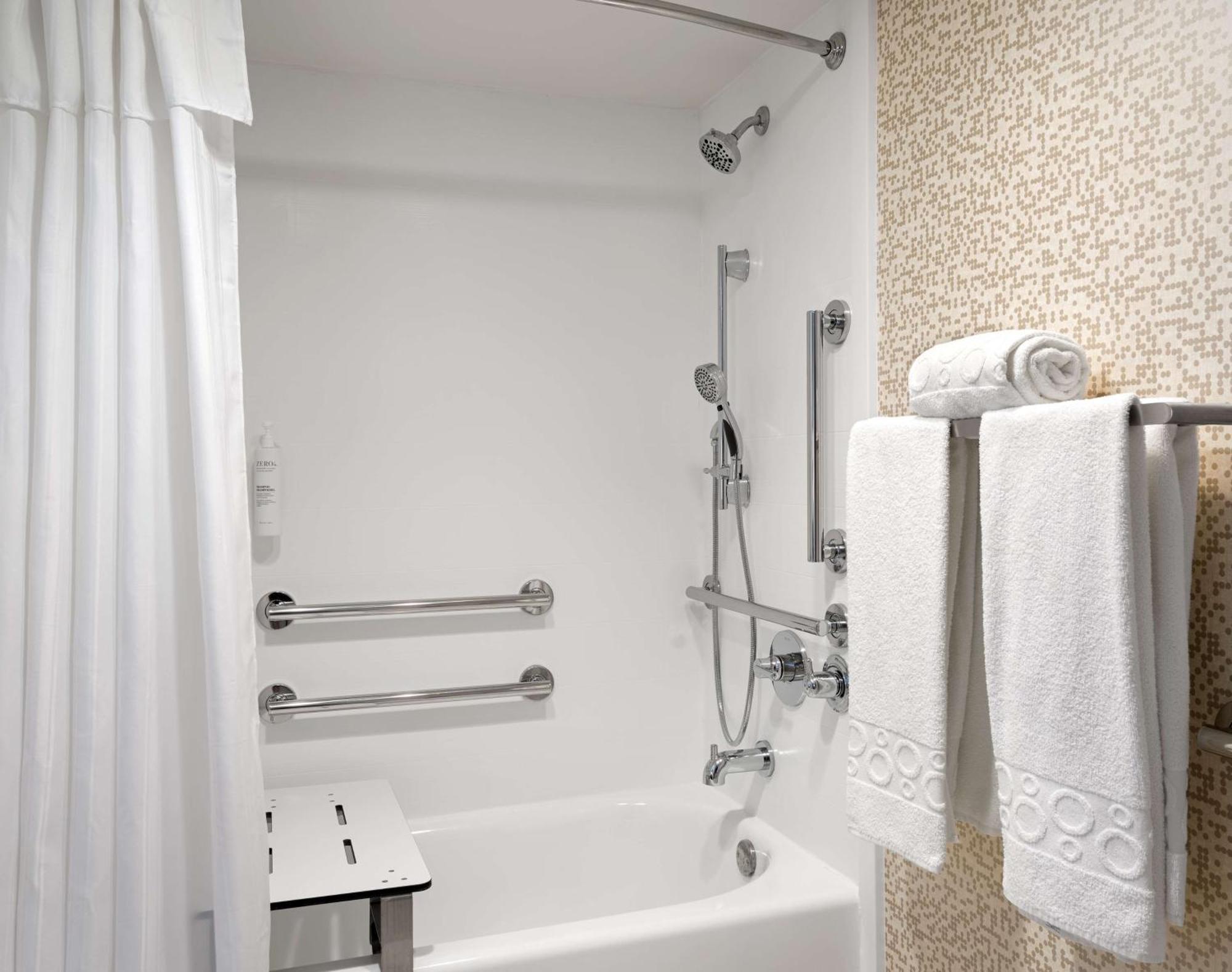King Studio Suite Tub Mobility or Hearing Accessible