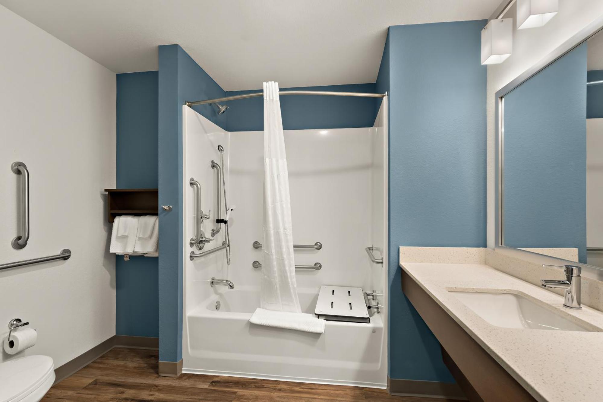 Queen Suite Two Queen Beds Tub Disability Access or Non Smoking