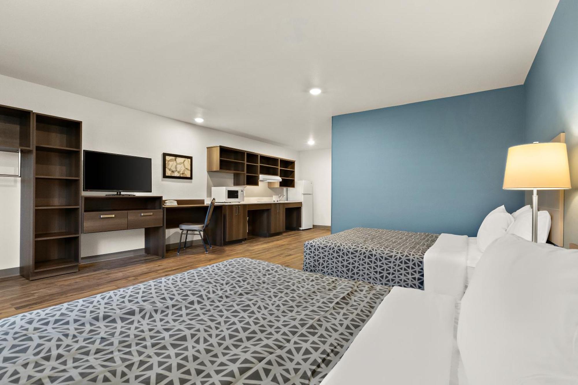 Queen Suite Two Queen Beds Tub Disability Access or Non Smoking