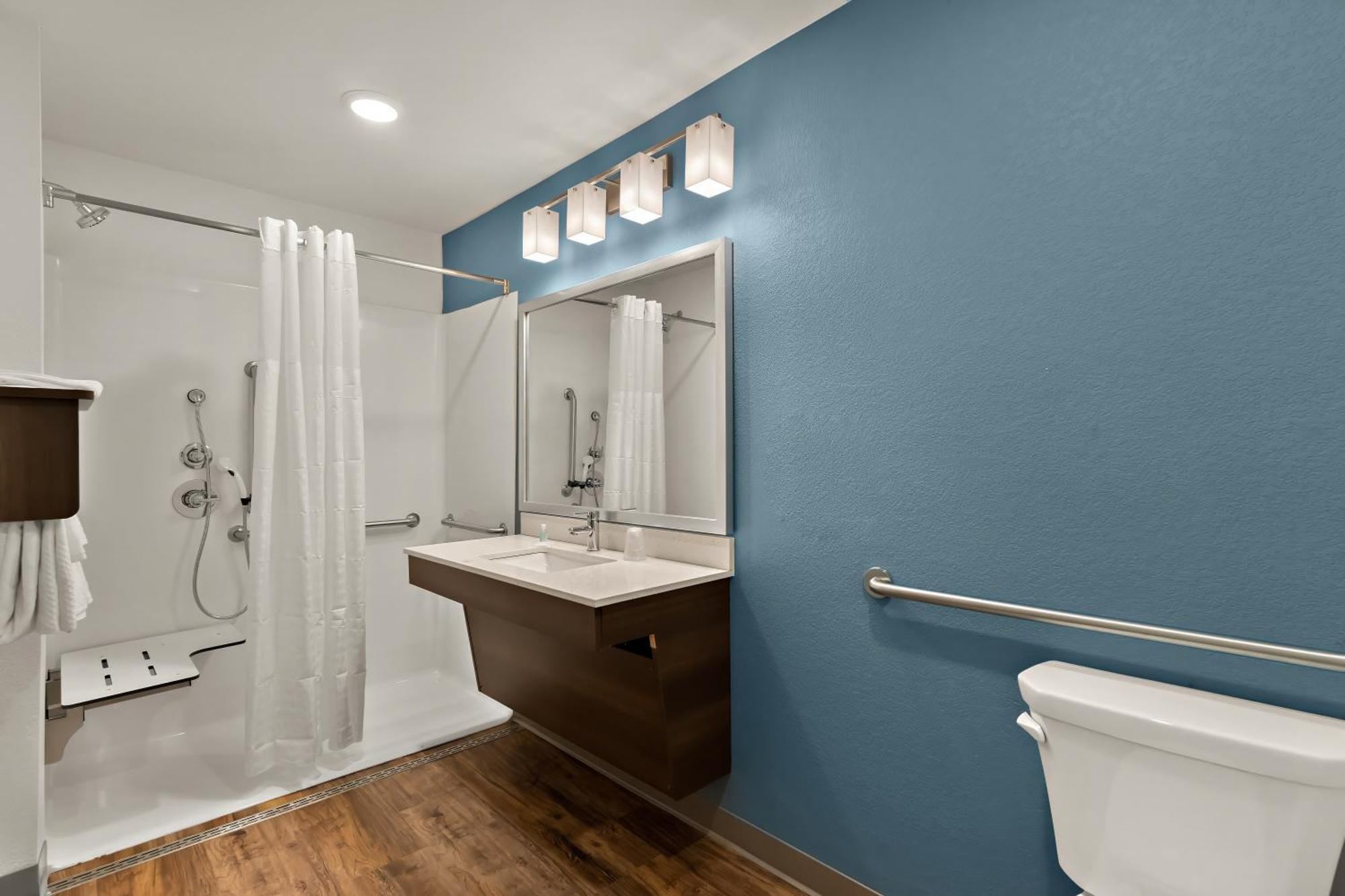 Queen Suite Roll Shower Disability Access or Non Smoking
