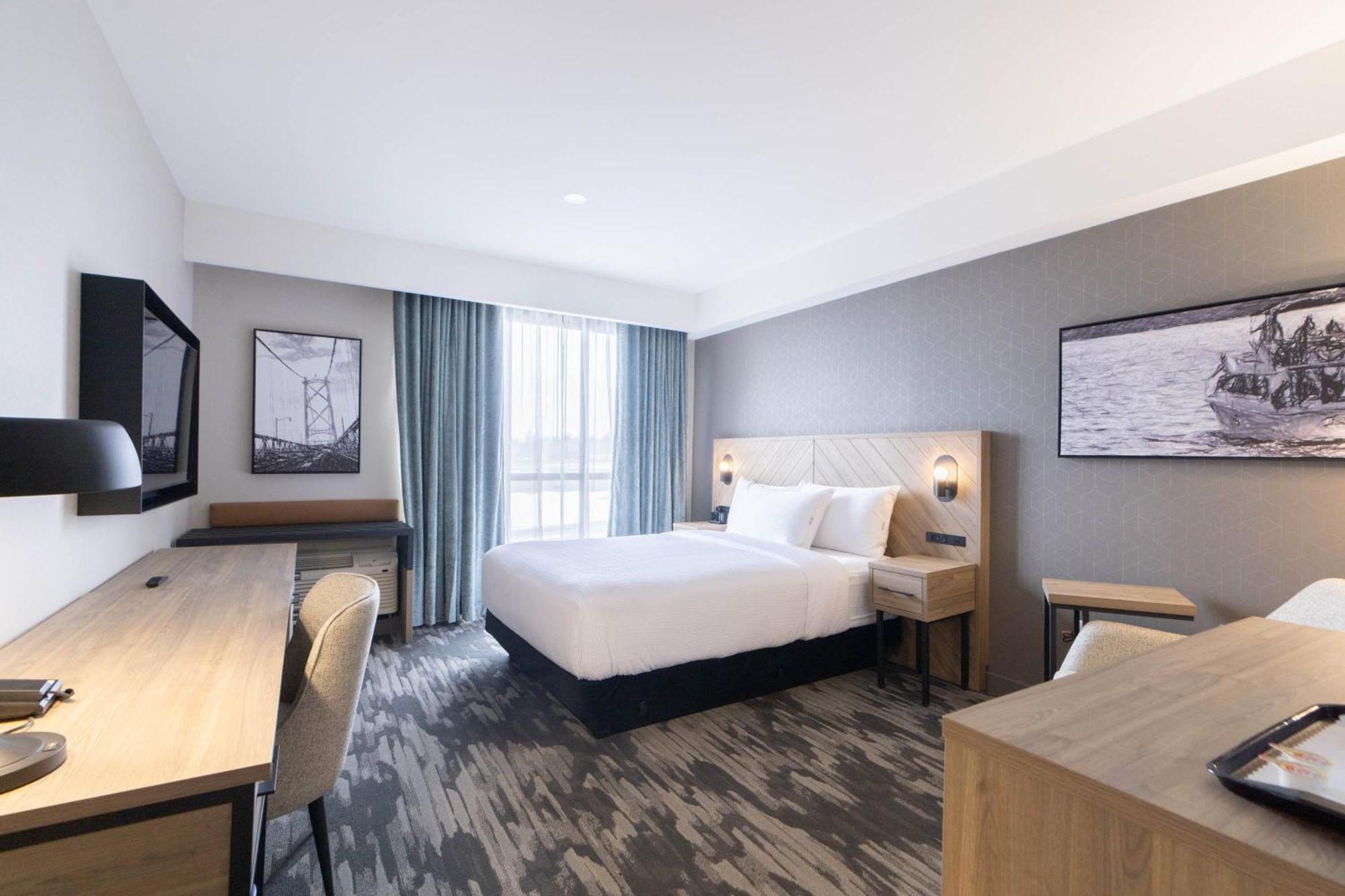 Accessible Room, 1 Queen Bed, Roll-In Shower
