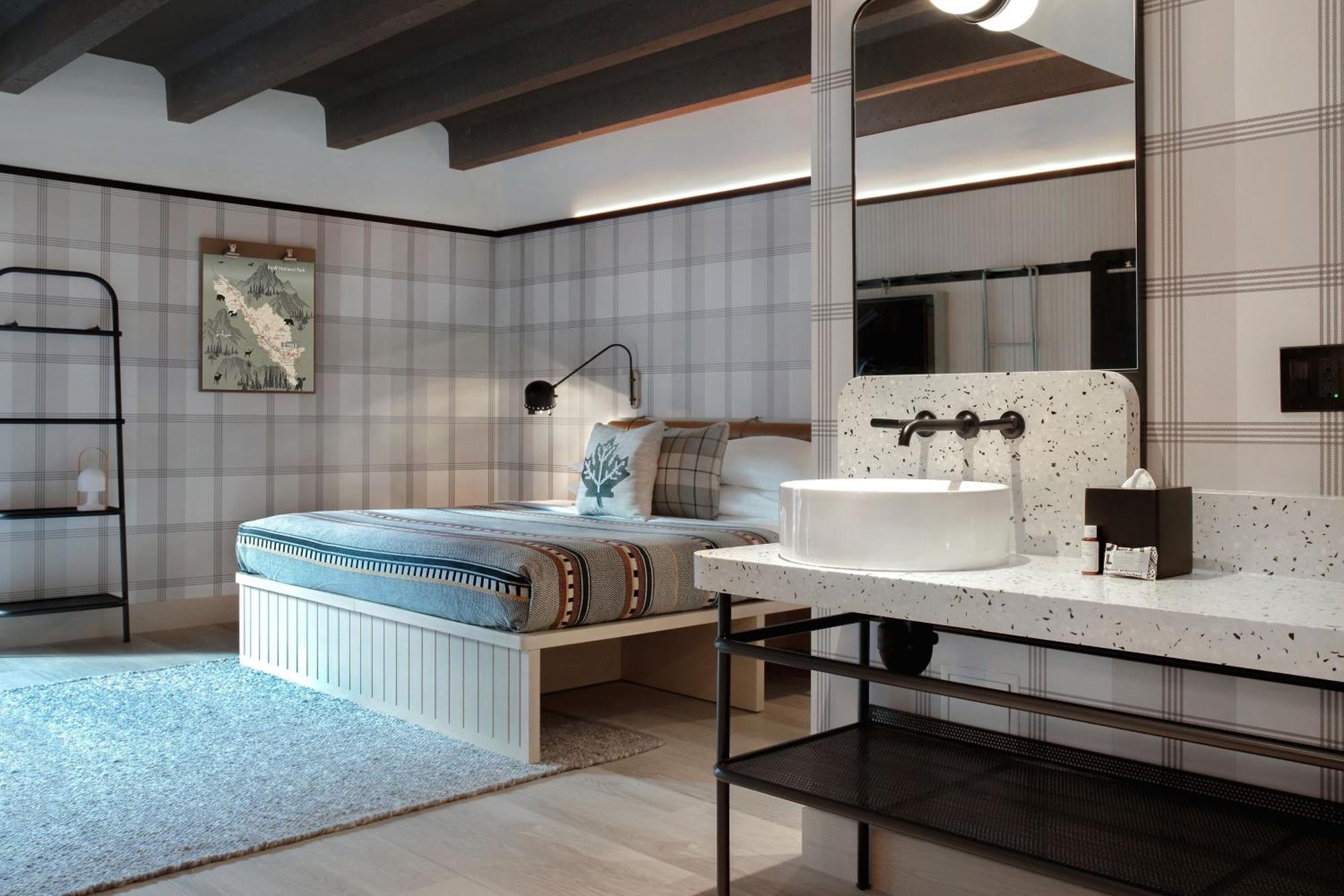 Triple Room One King Bed Two Single Beds