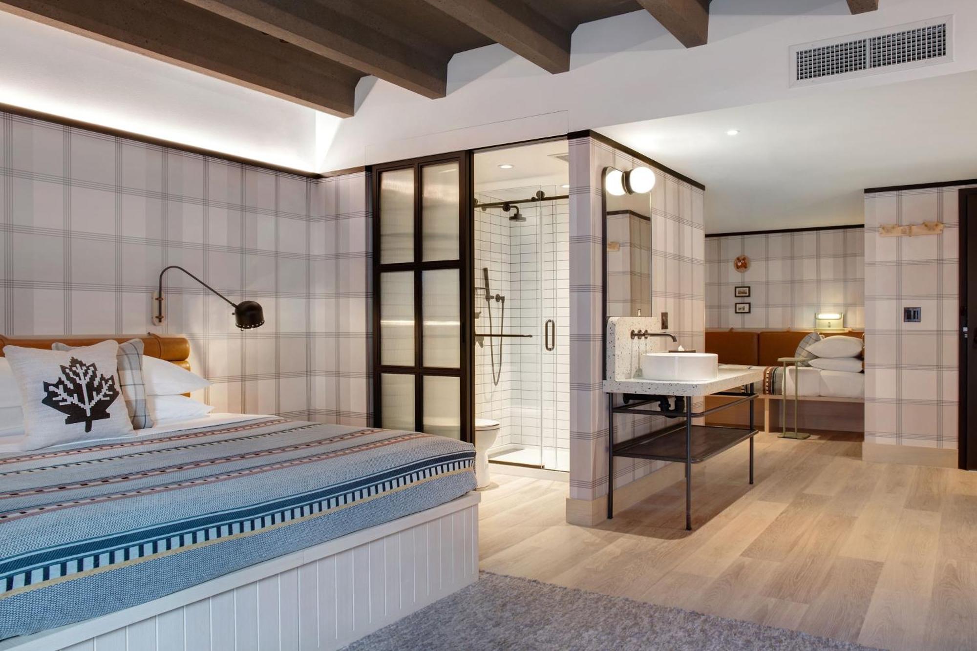 Triple Room One King Bed Two Single Beds