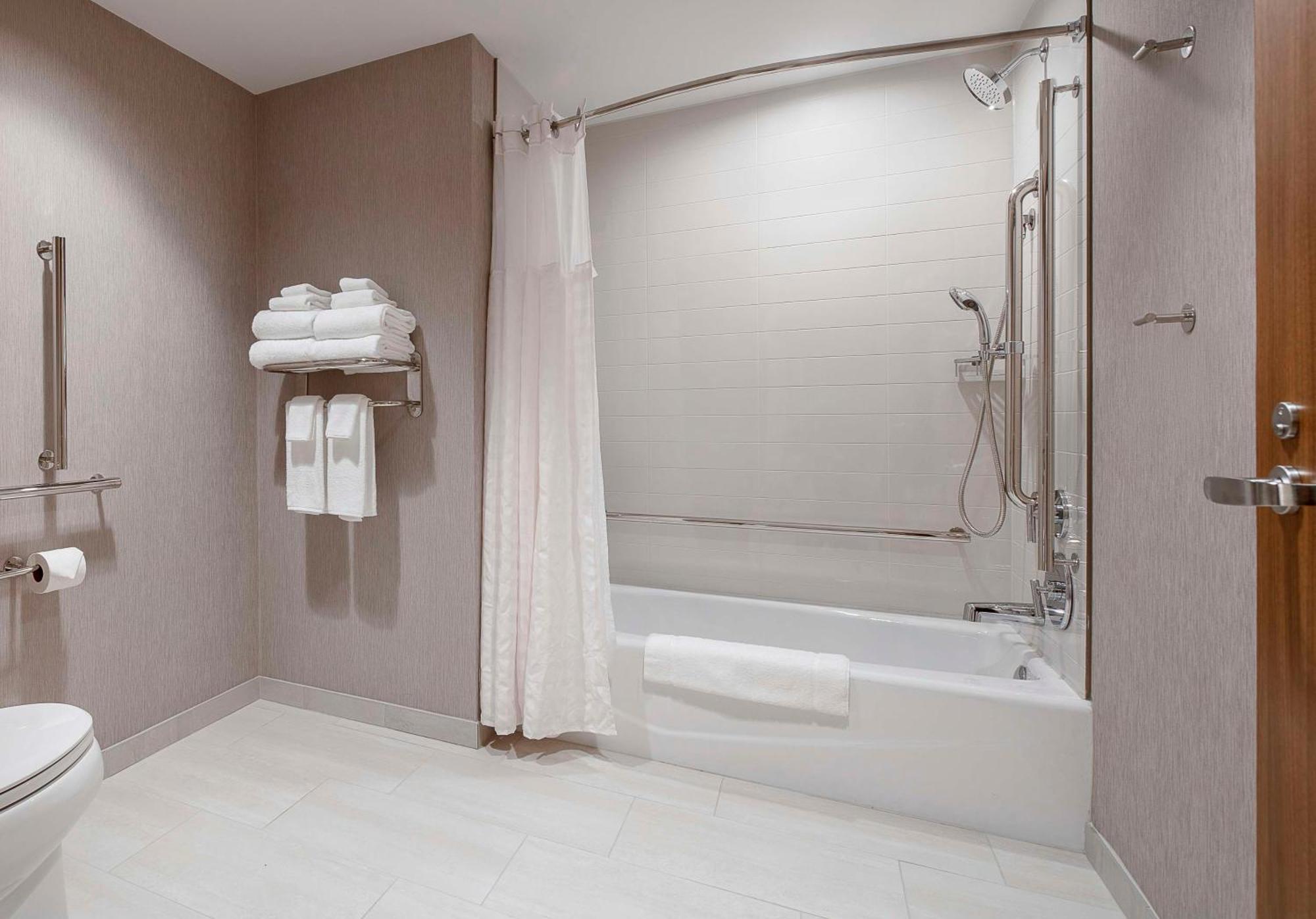 Queen Room Two Queen Beds Sofa Bed Accessible Tub