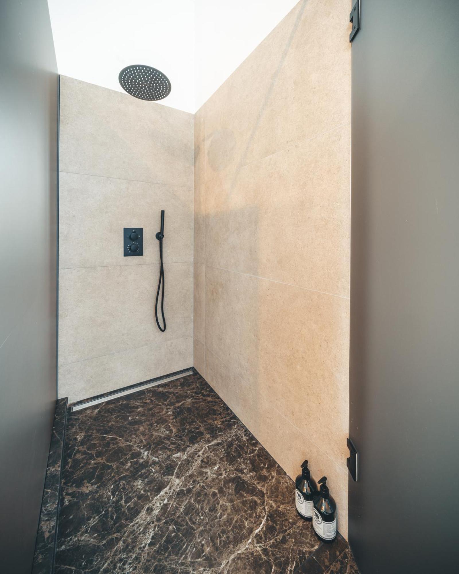 Deluxe Double Room Bath