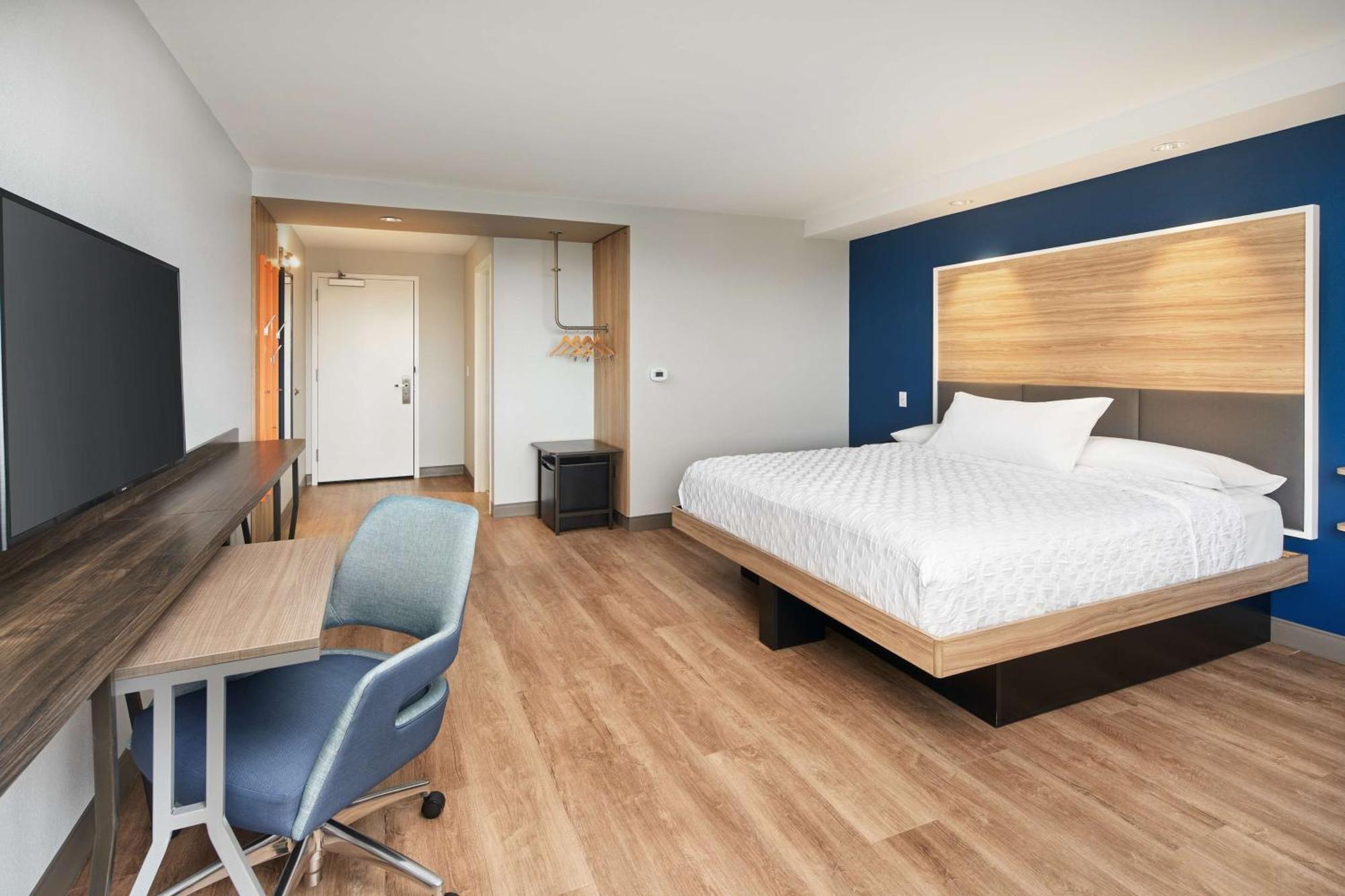 King Room Bath Tub Mobility Access