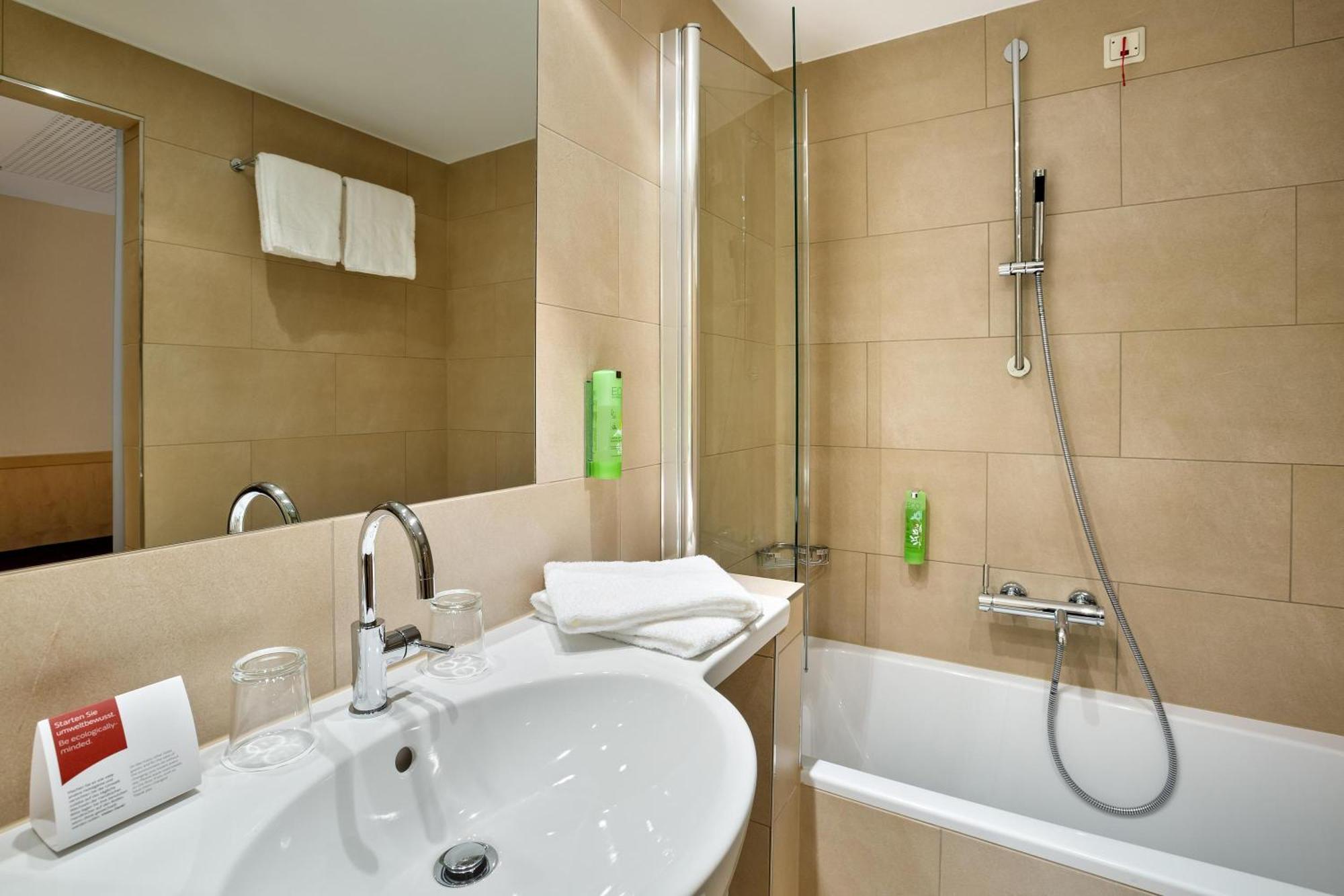 Classic Twin Room Bathtub