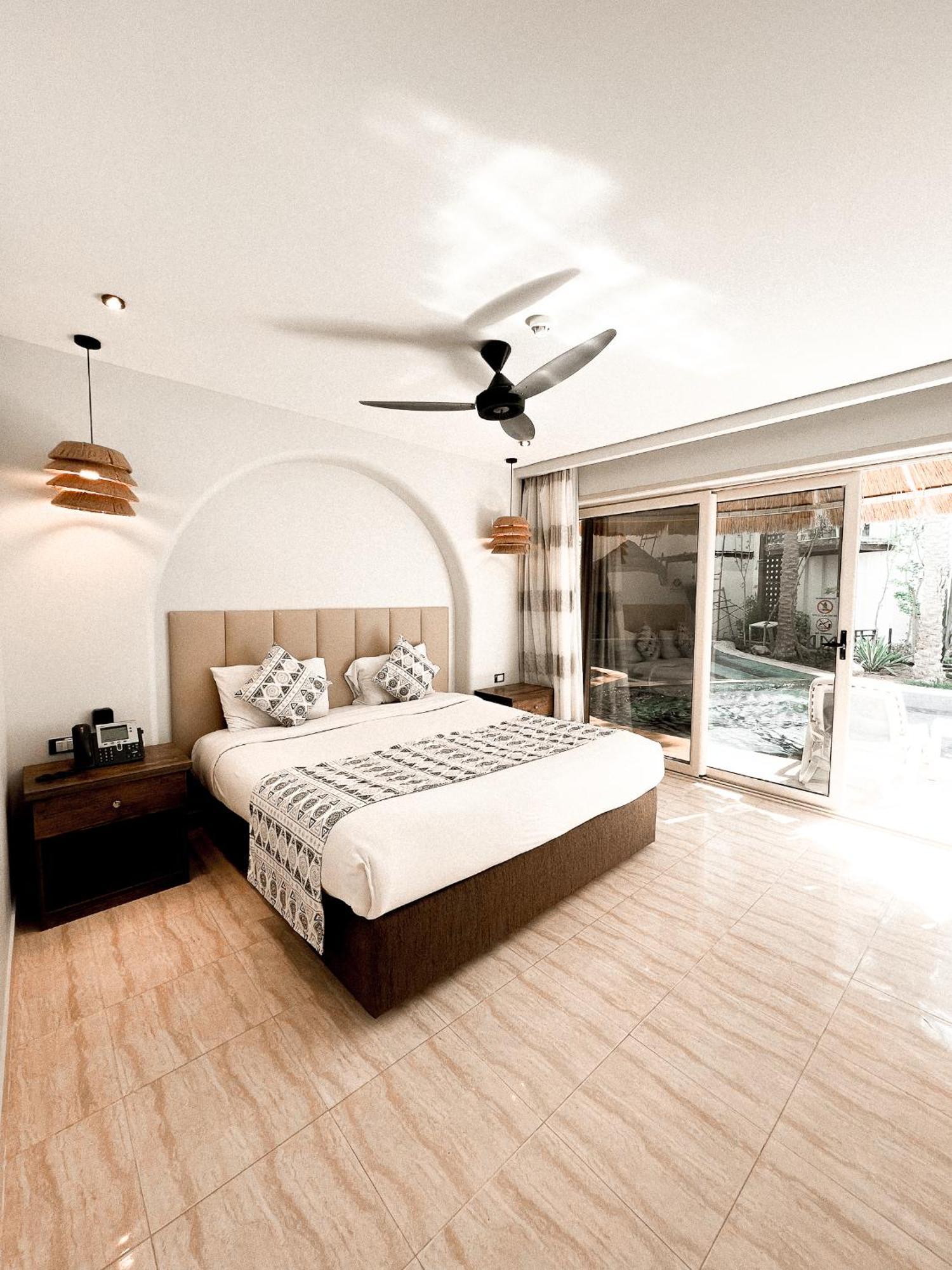 Pool Bungalow