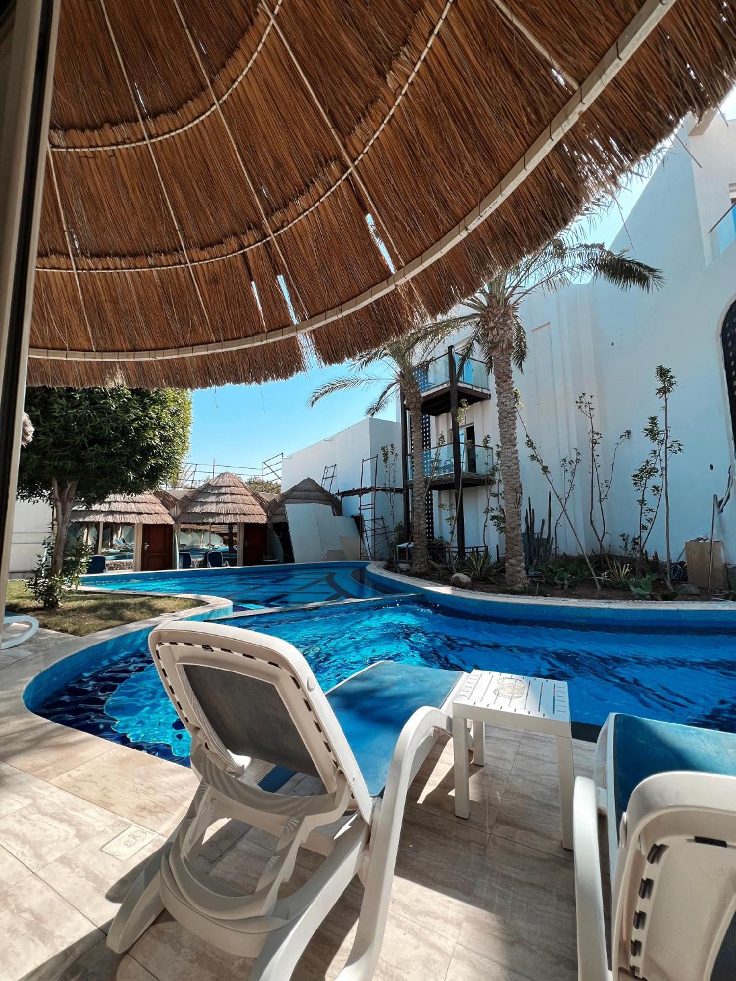 Pool Bungalow