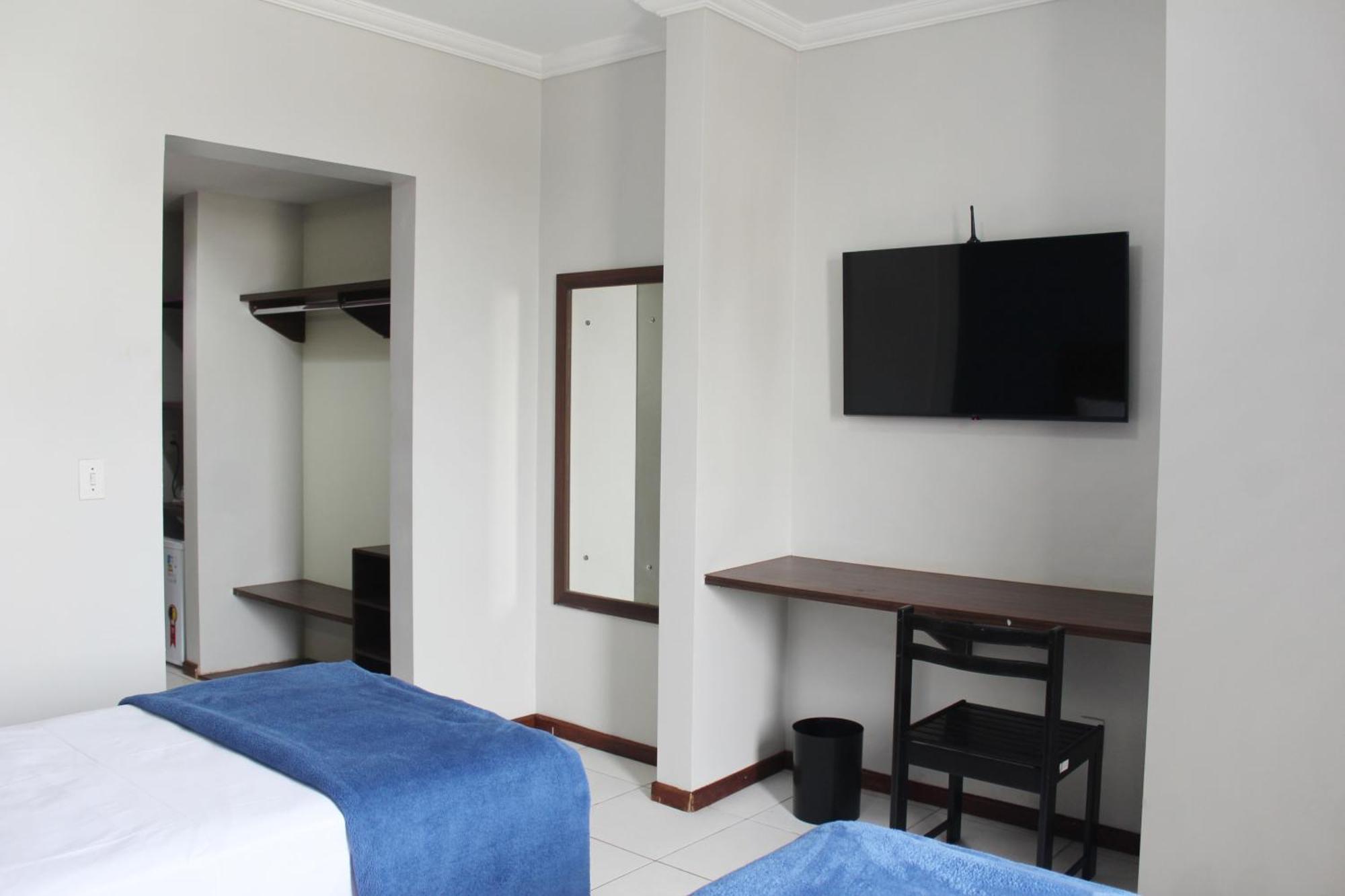 Quarto com 2 Camas de Solteiro