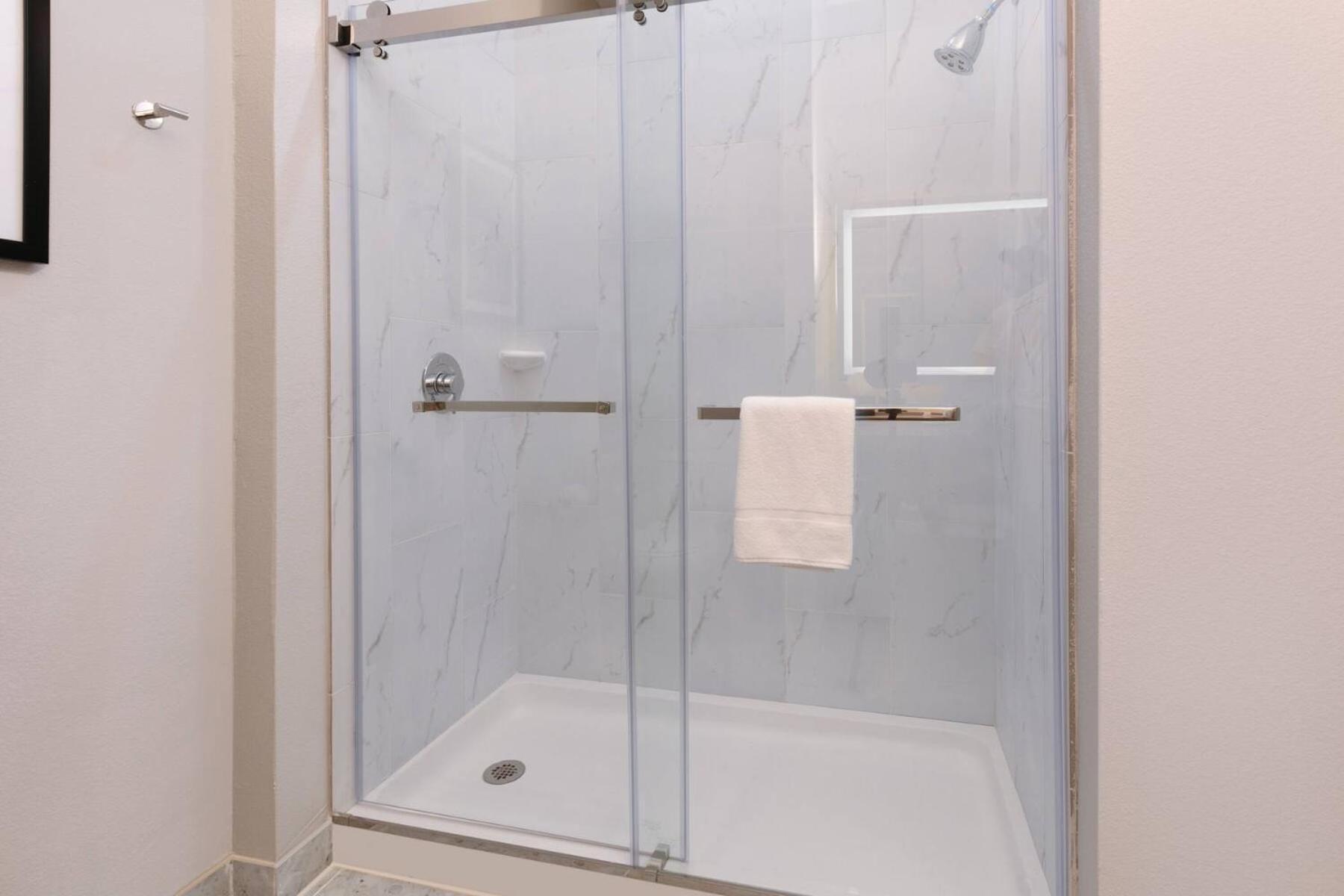 King Room Mobility Access Bathtub Grab Bars Non-Smoking
