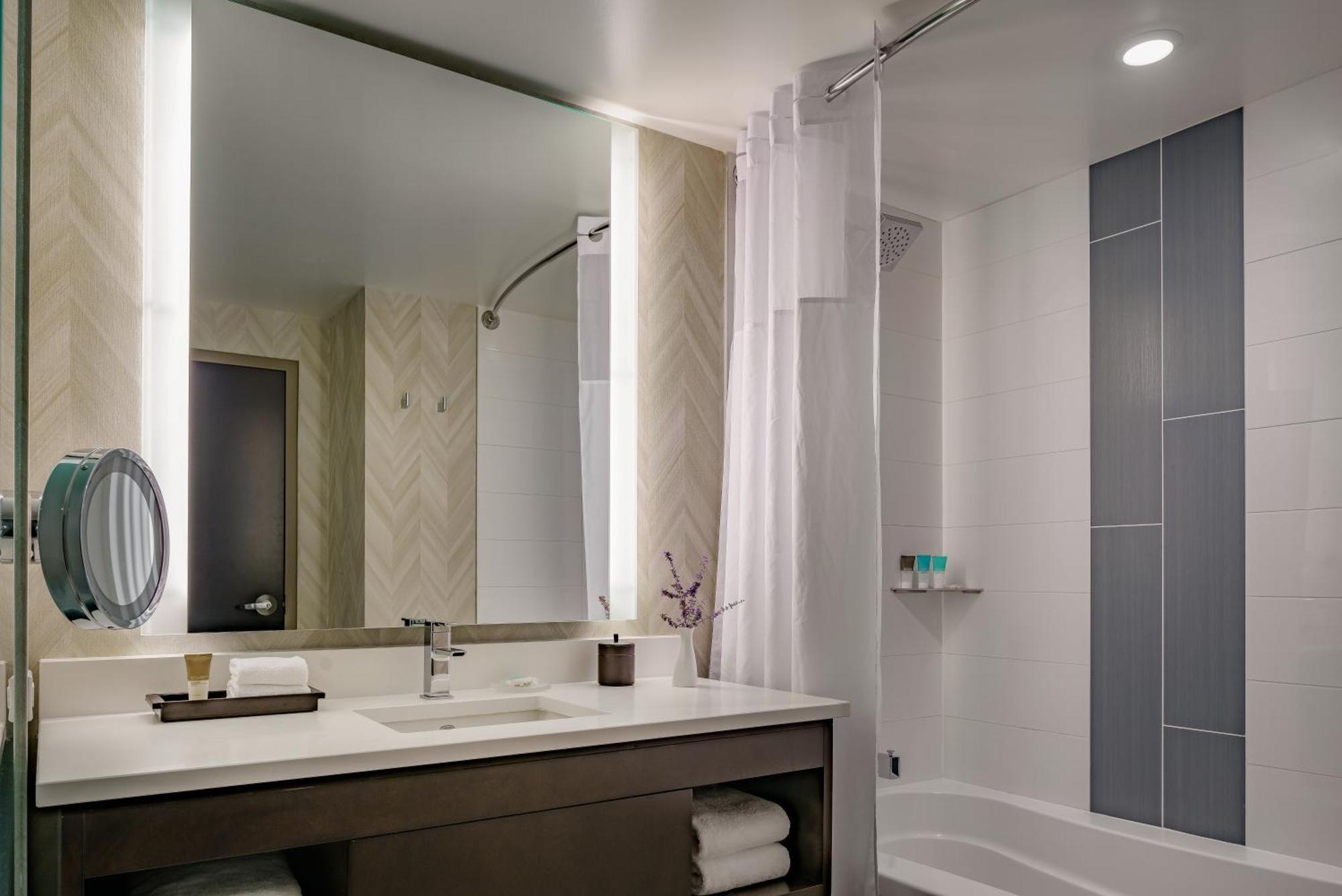 Queen Room Two Queen Beds tub Disability access