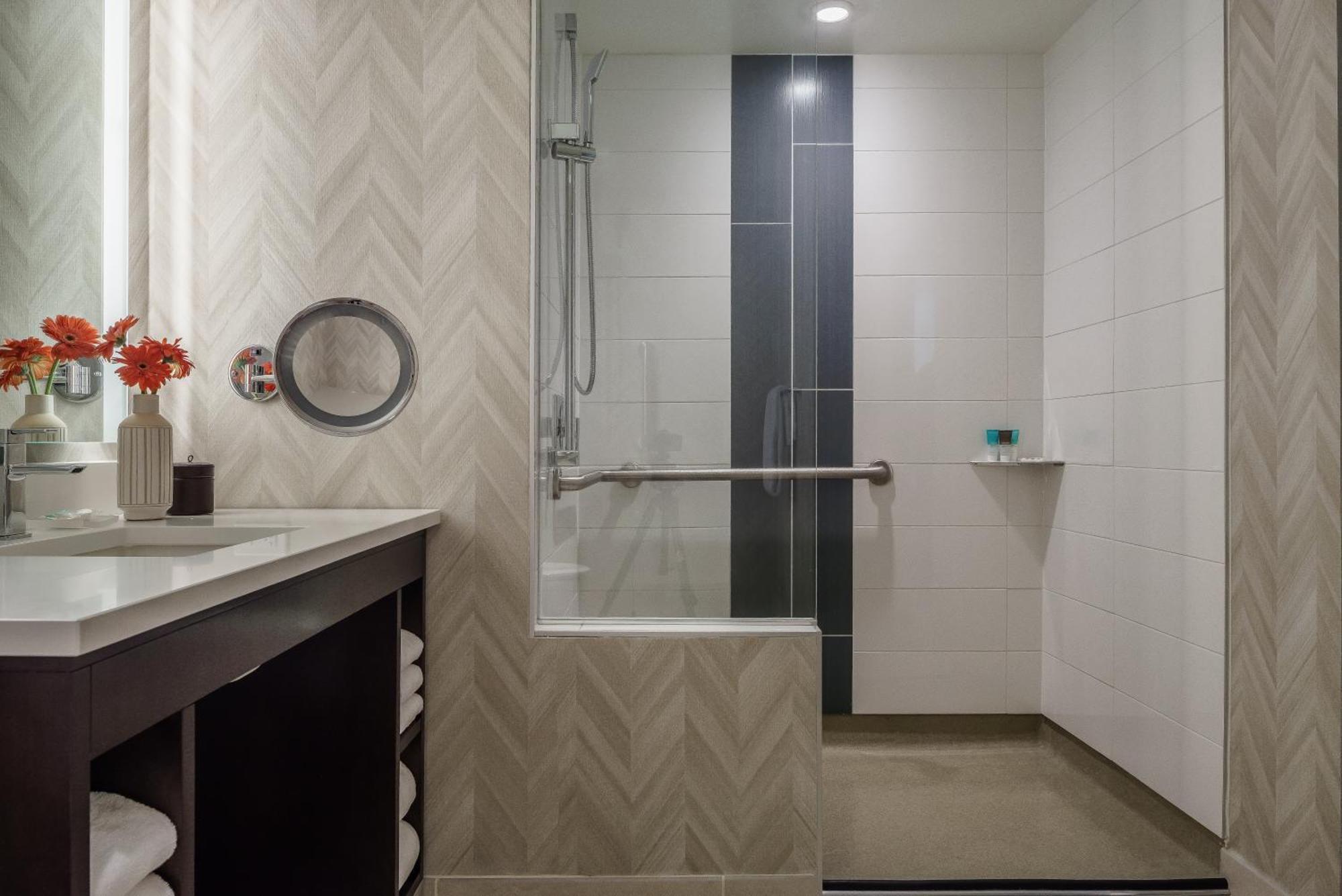 Queen Room Two Queen Beds Shower Disability Access