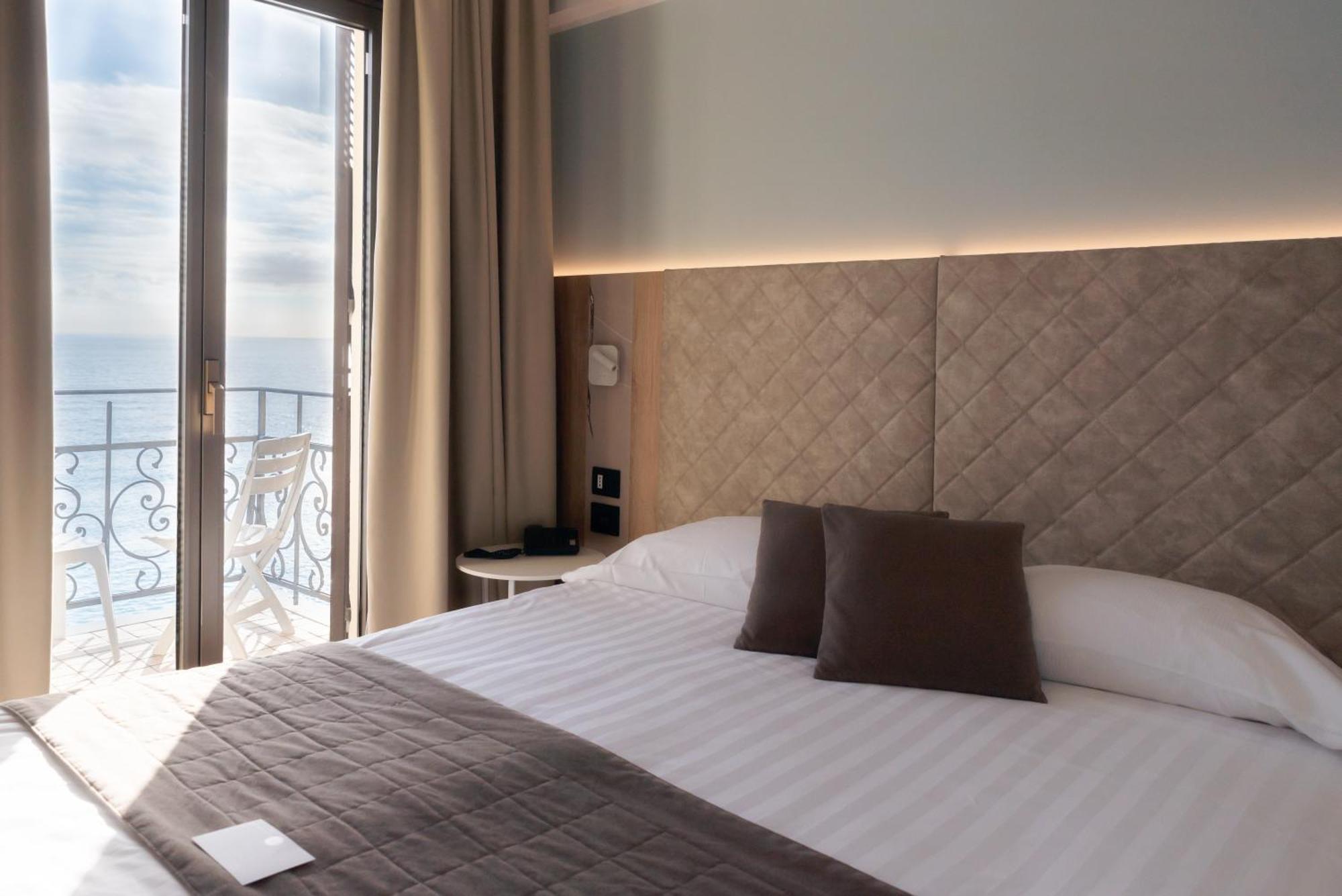 Double or Twin Room Sea View