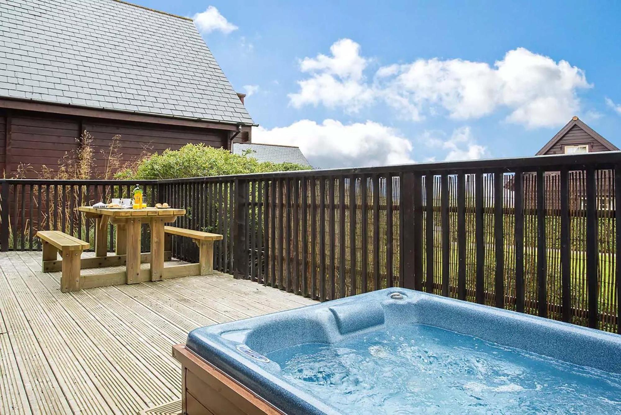 Scandinavian 3 Bedroom Hot Tub Lodge Dog Friendly