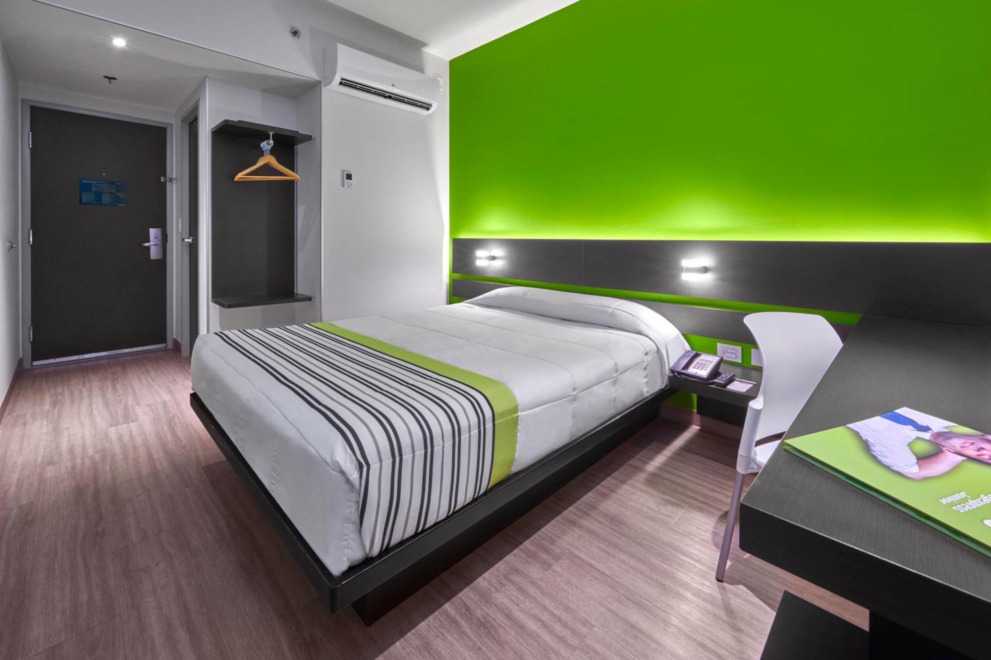 Habitación con cama grande