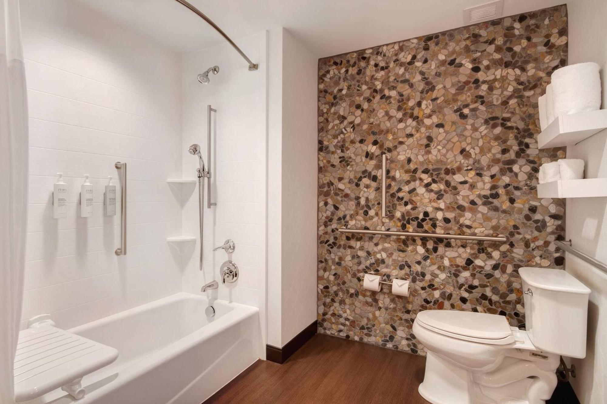 King Room with Accessible Tub - Mobility Access