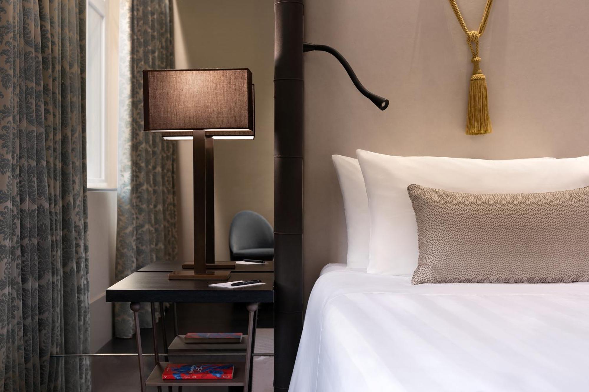 Chambre supérieure signature avec lit king-size, terrasse et vue sur la ville