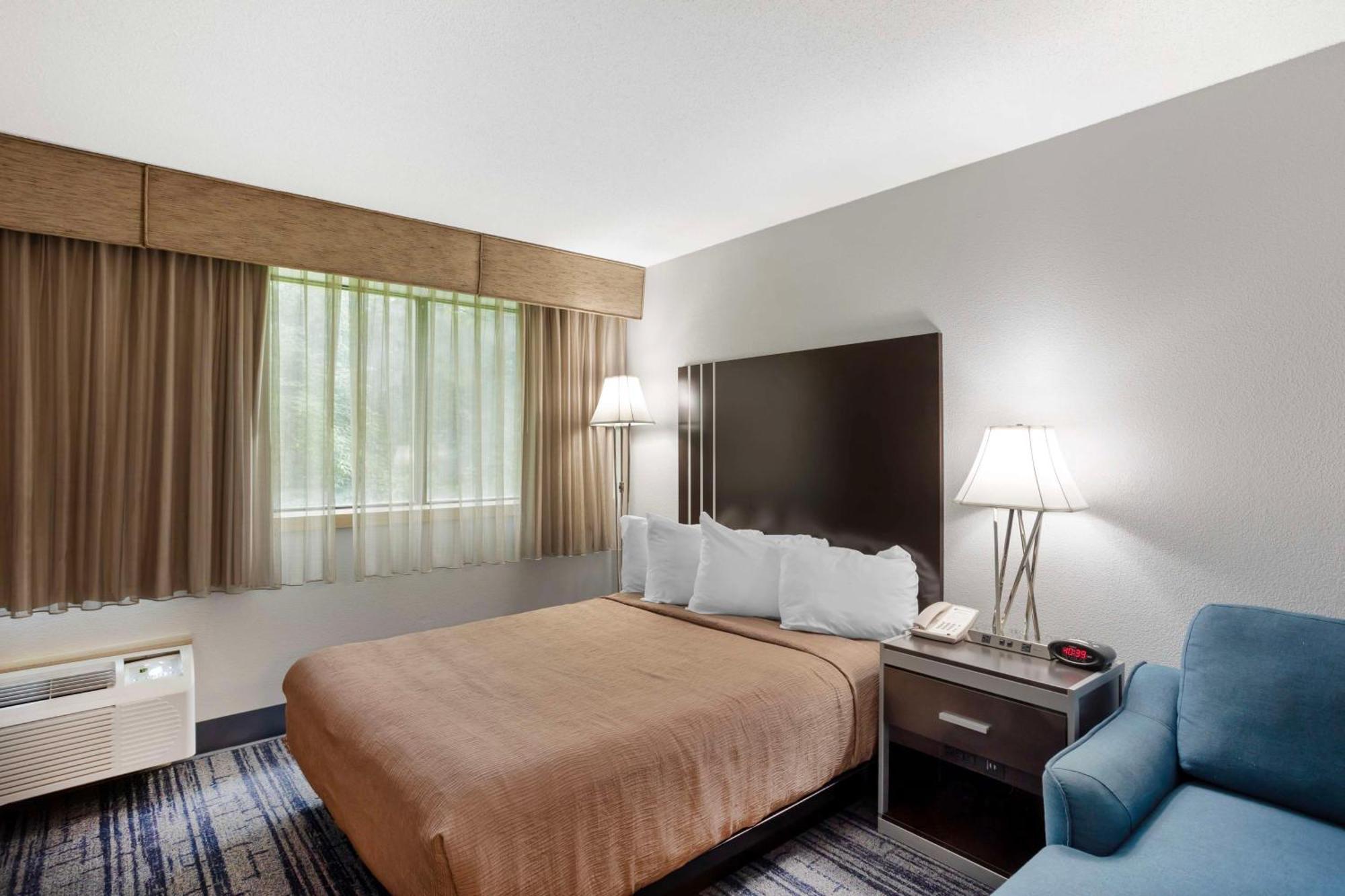 Queen Room with Sofa Bed and Roll-In Shower - Disability Access