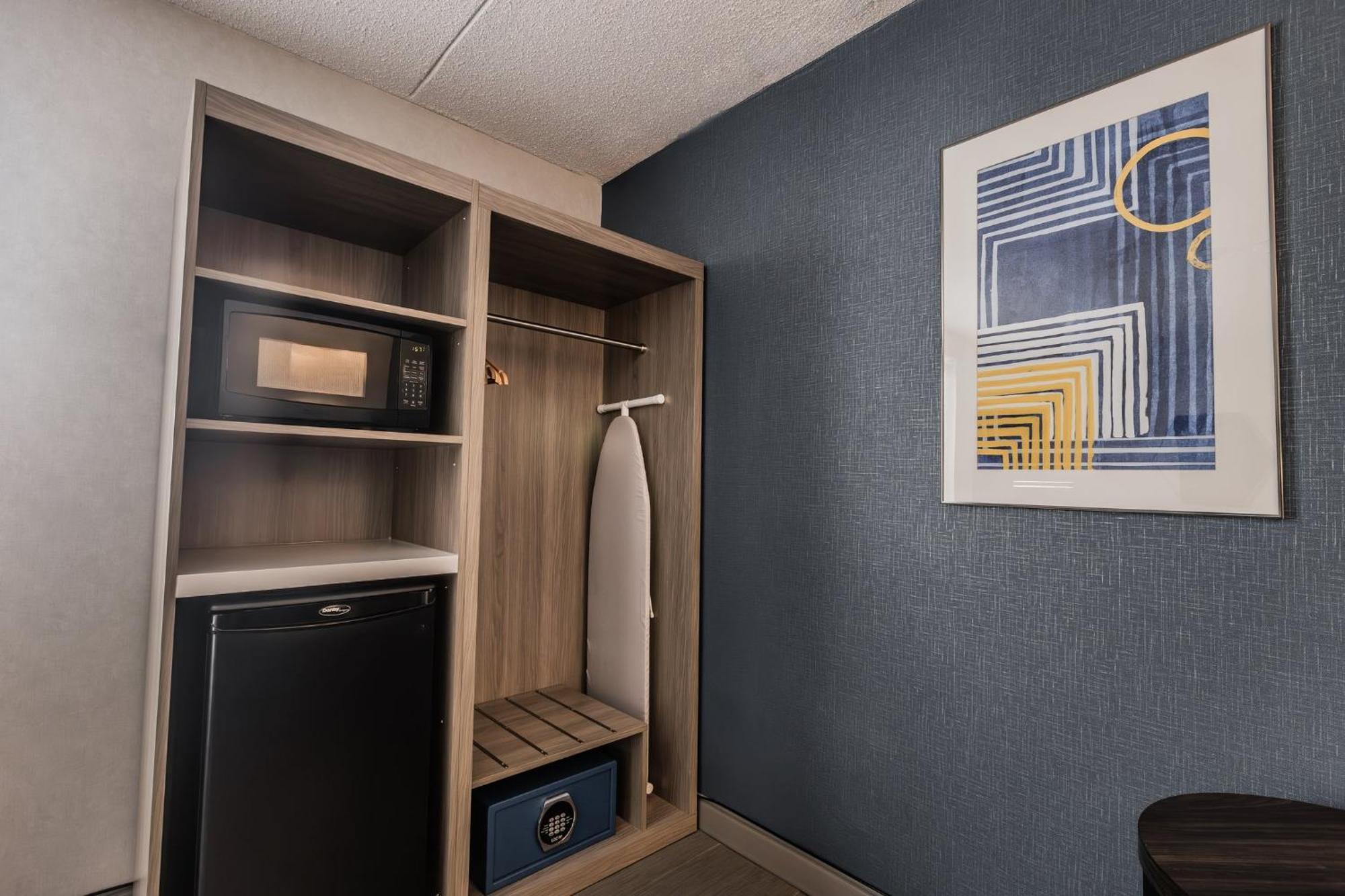 Queen Room with Accessible Transfer Shower - Non-Smoking