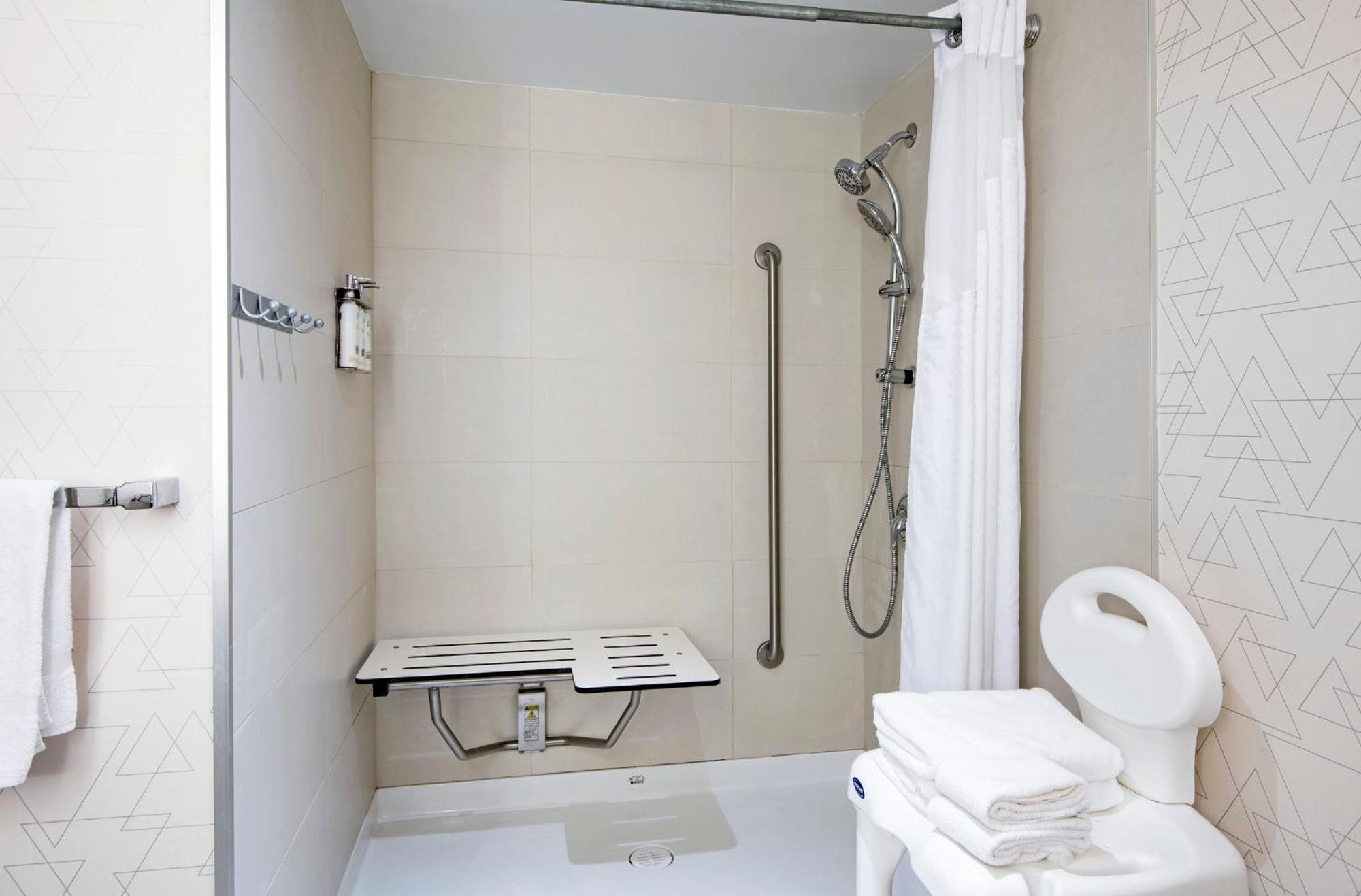 Quarto com Cama King-Size - Acesso para Cadeiras de Rodas no Chuveiro