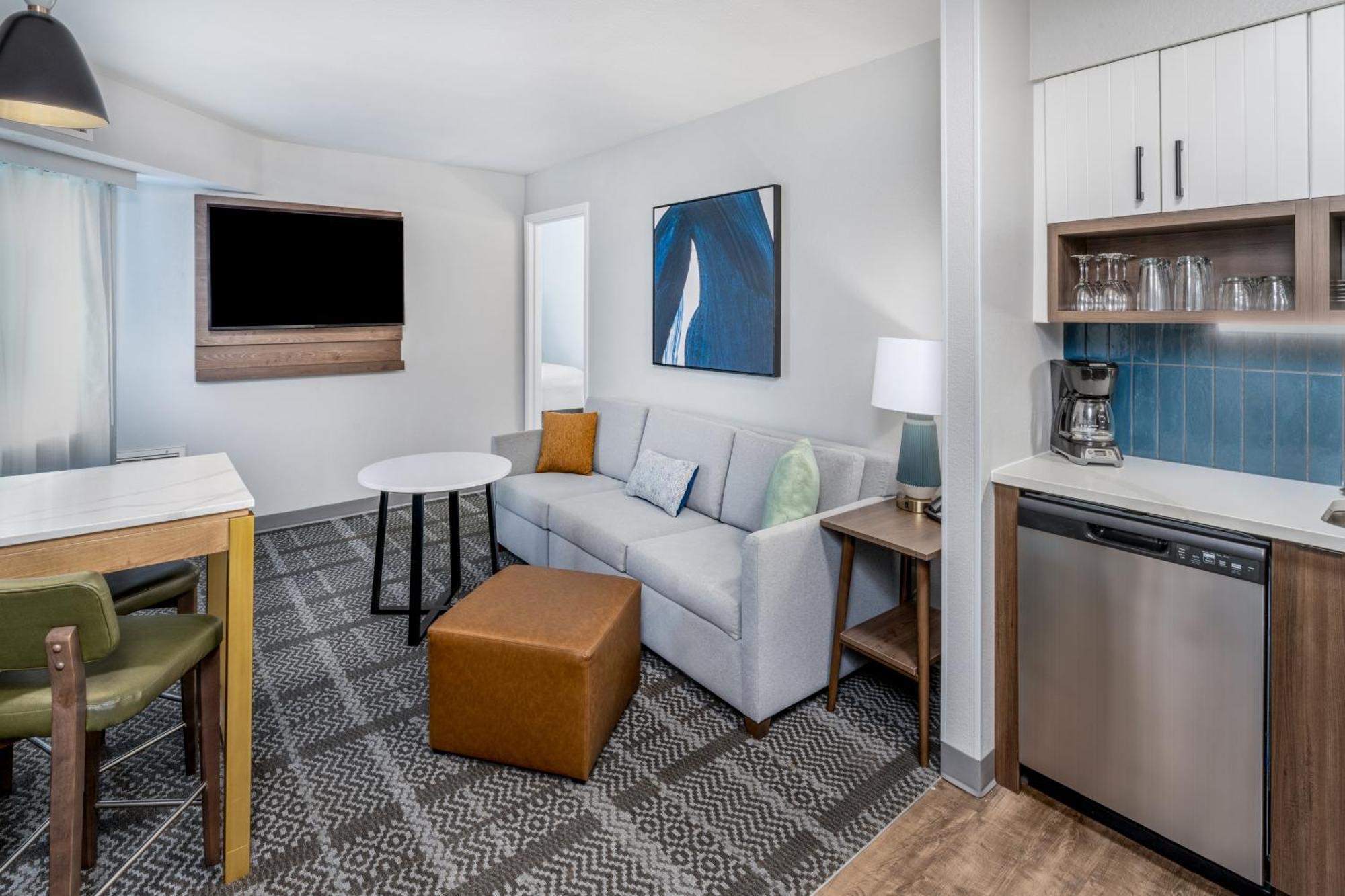 Deluxe Two-Bedroom Suite Three Queen Beds