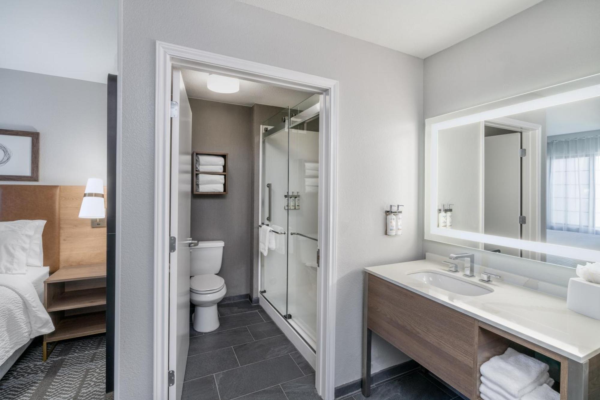 Deluxe Two-Bedroom Suite Three Queen Beds