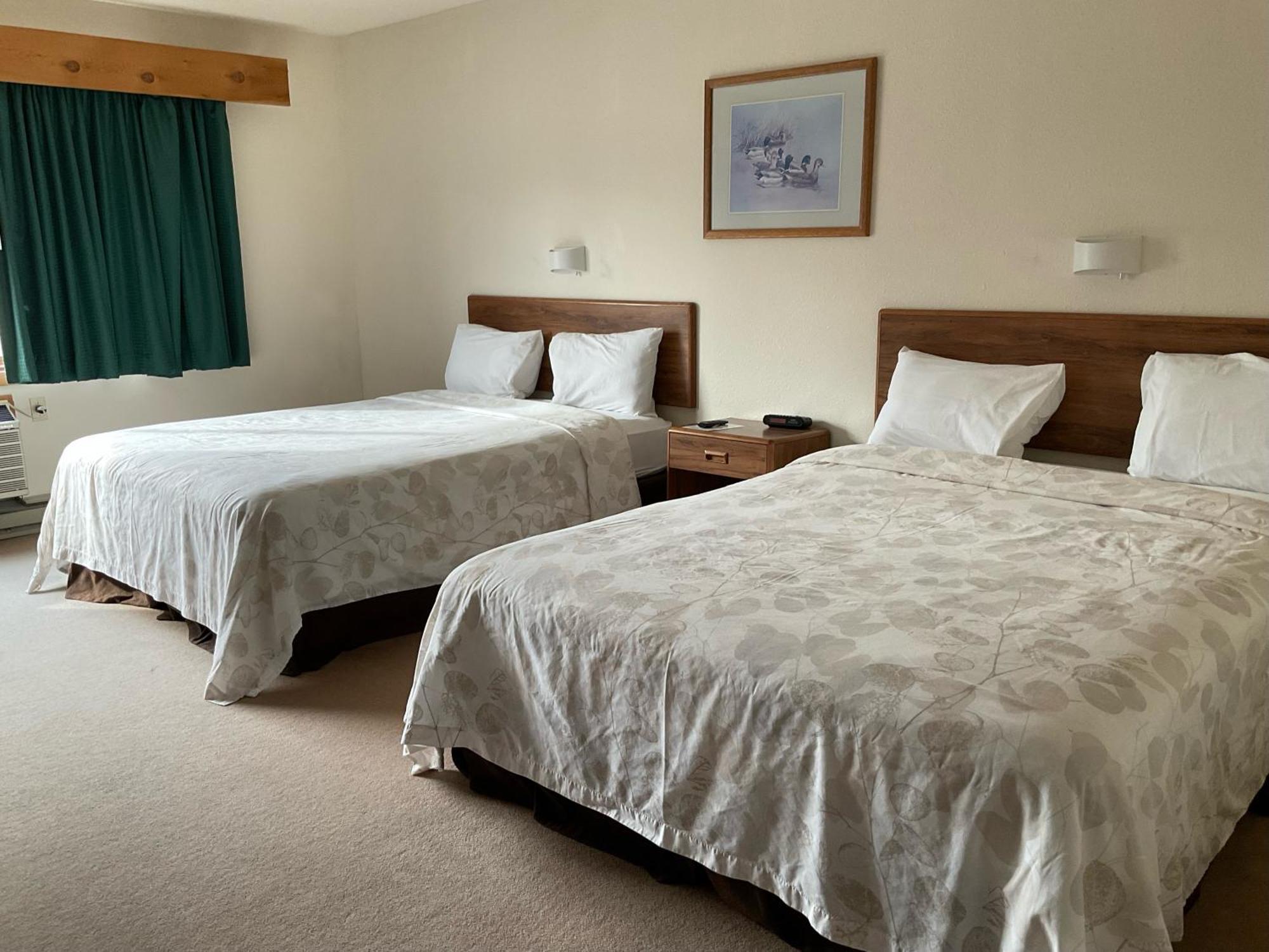 Queen Room two Queen Beds Lake View