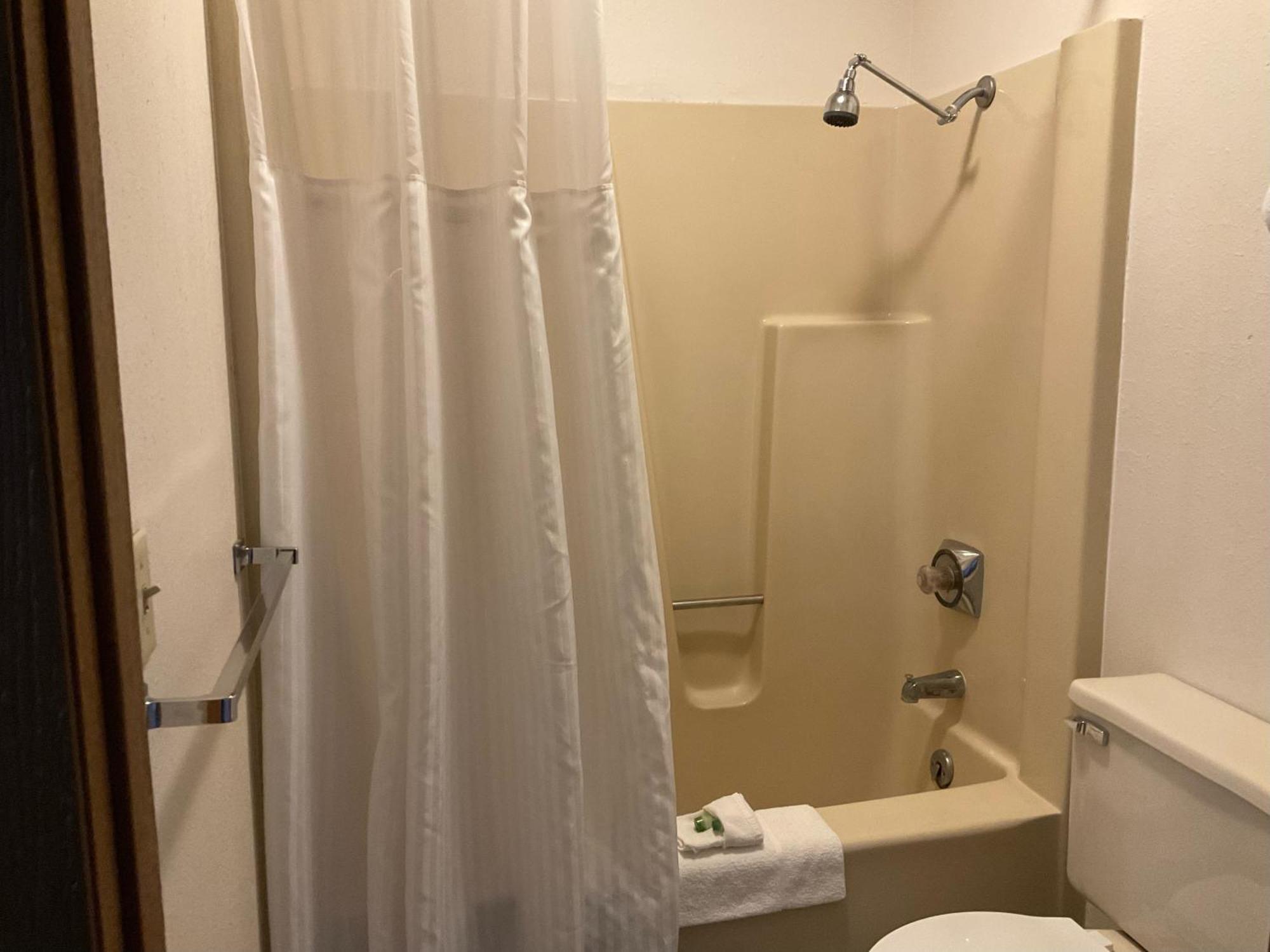 Queen Room two Queen Beds Lake View
