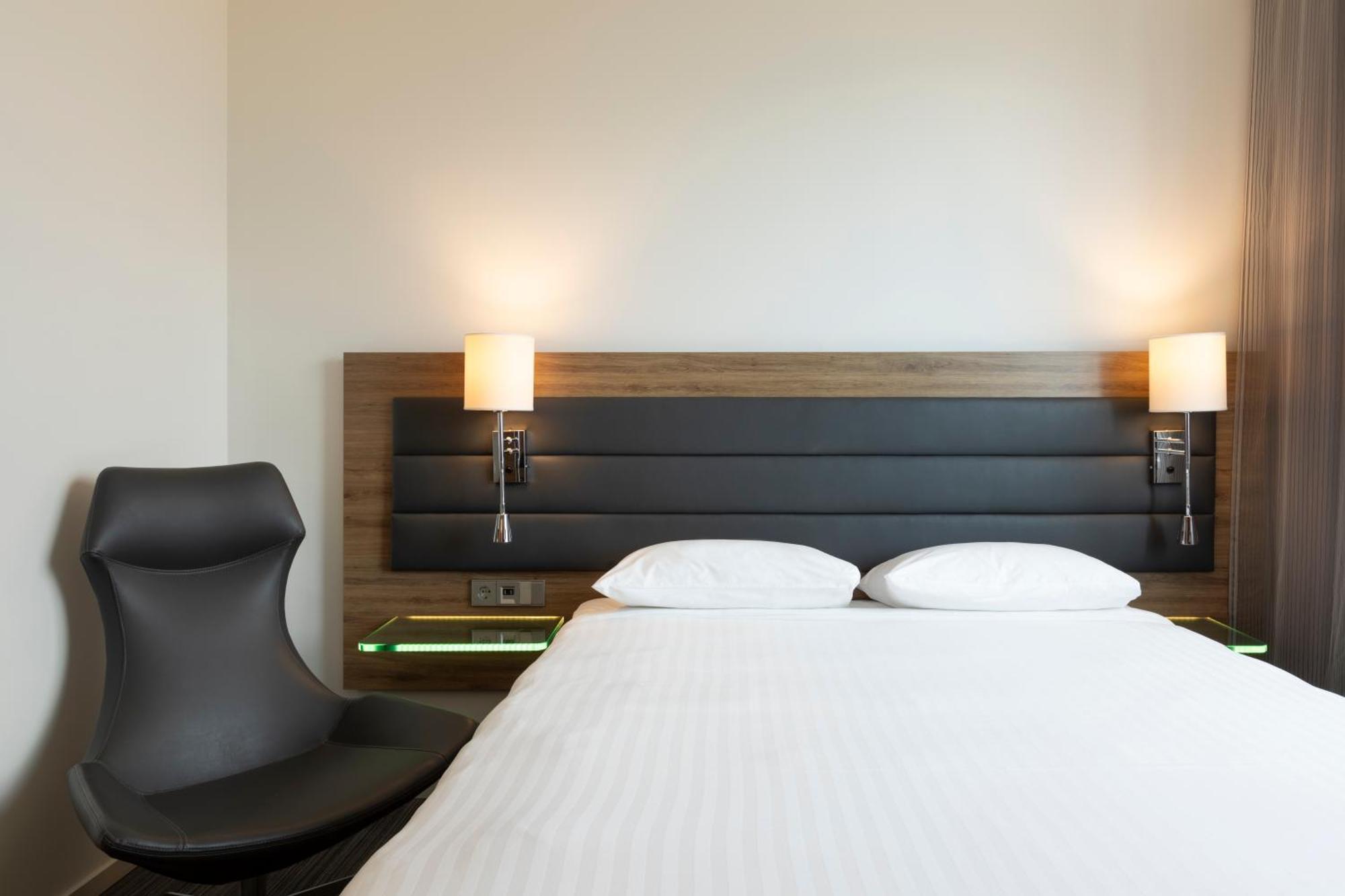 Moxy Glasgow Style Queen Room with City View