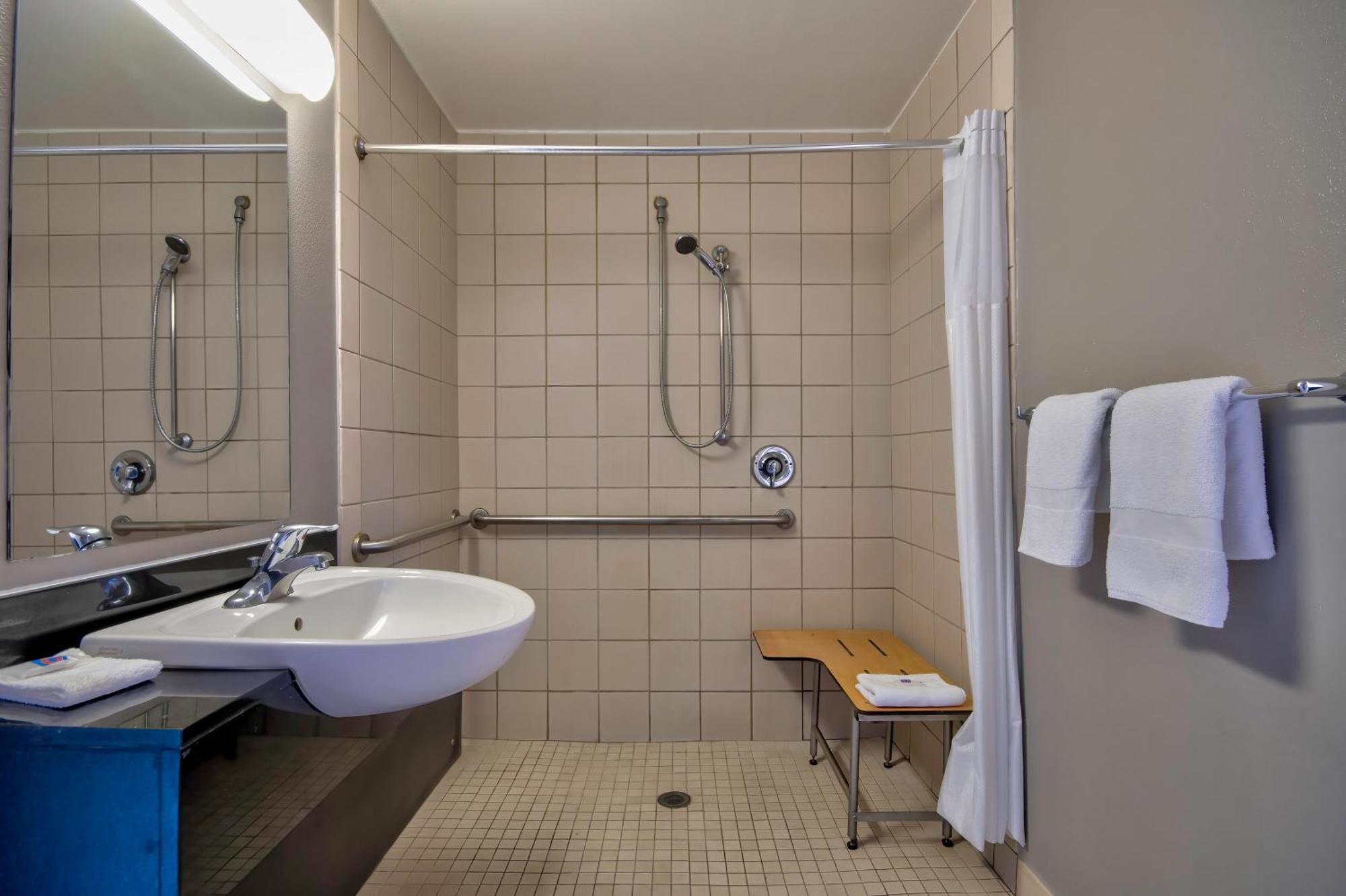 Queen Room - Disability Access - Non-Smoking