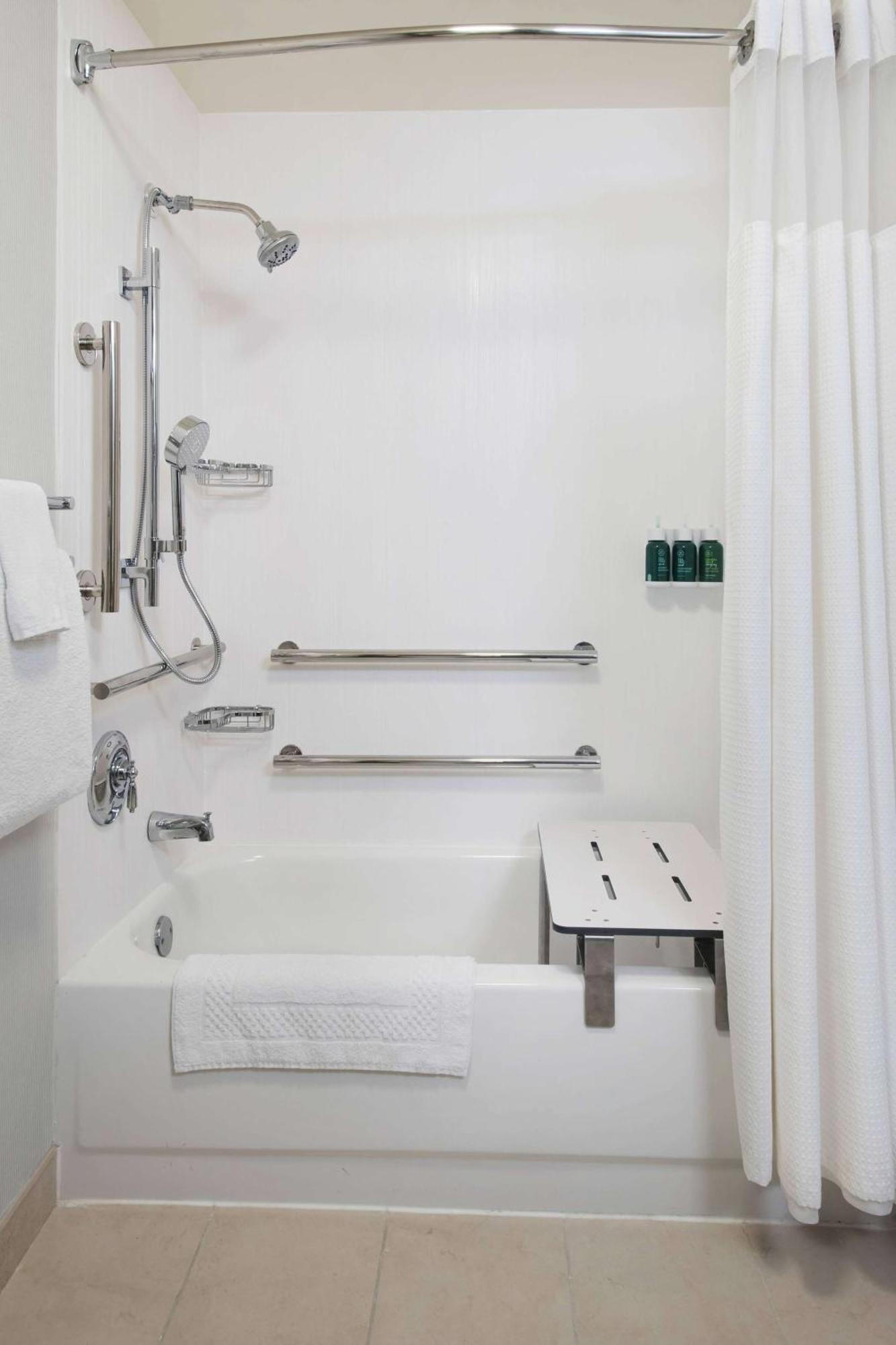 Guestroom Two Queens Tub Mobility or Hearing Accessible