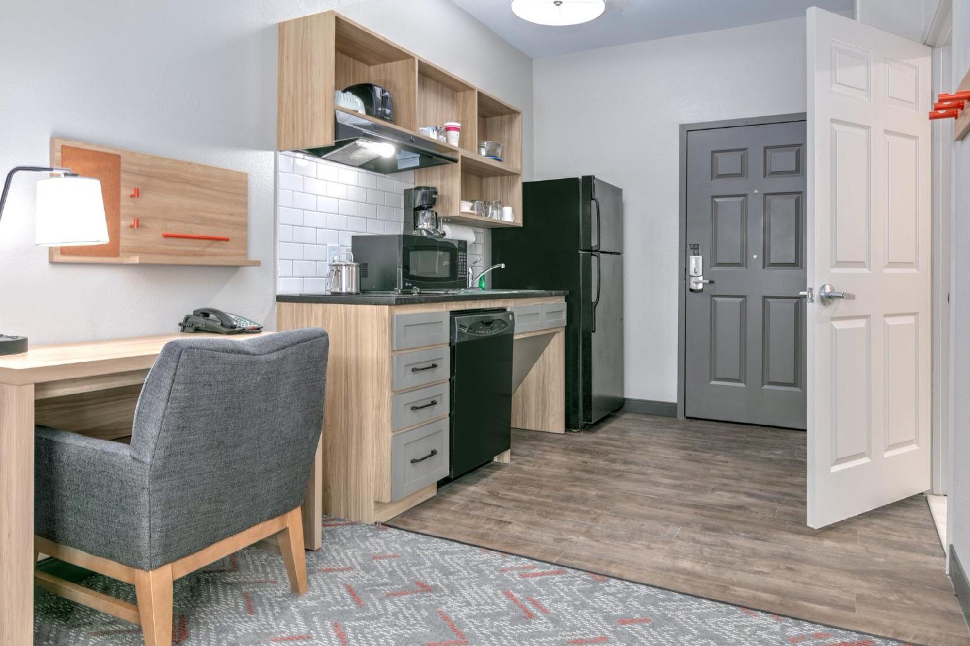 Queen Studio Suite with Bath Tub - Mobility Accessible - Non-Smoking