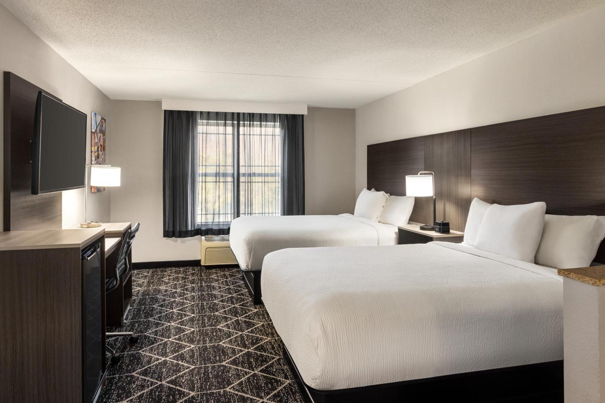 Studio Two Queen Beds Non-Smoking
