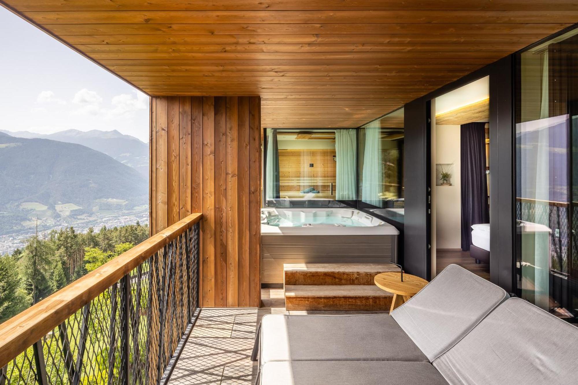 Deluxe Suite Spa Bath