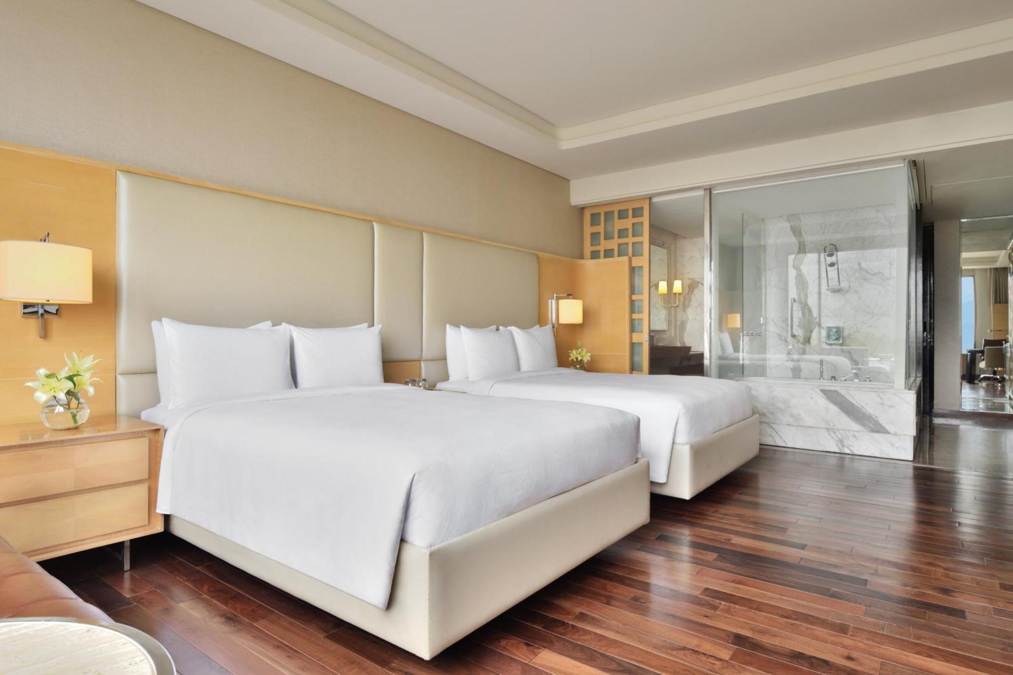 Deluxe Twin Room Bathtub & F&B at JW Café Saffron XO