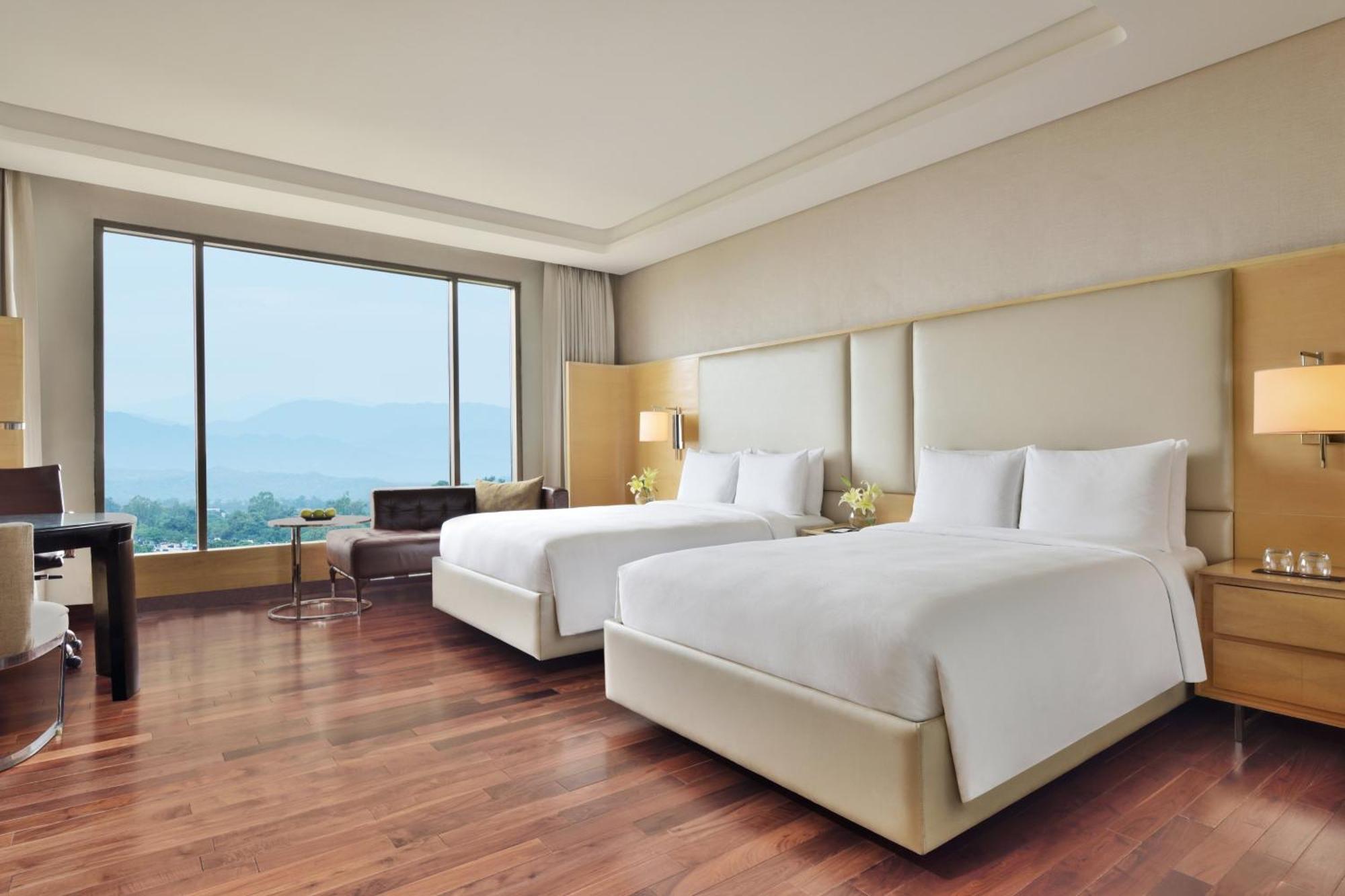 Deluxe Twin Room Bathtub & F&B at JW Café Saffron XO