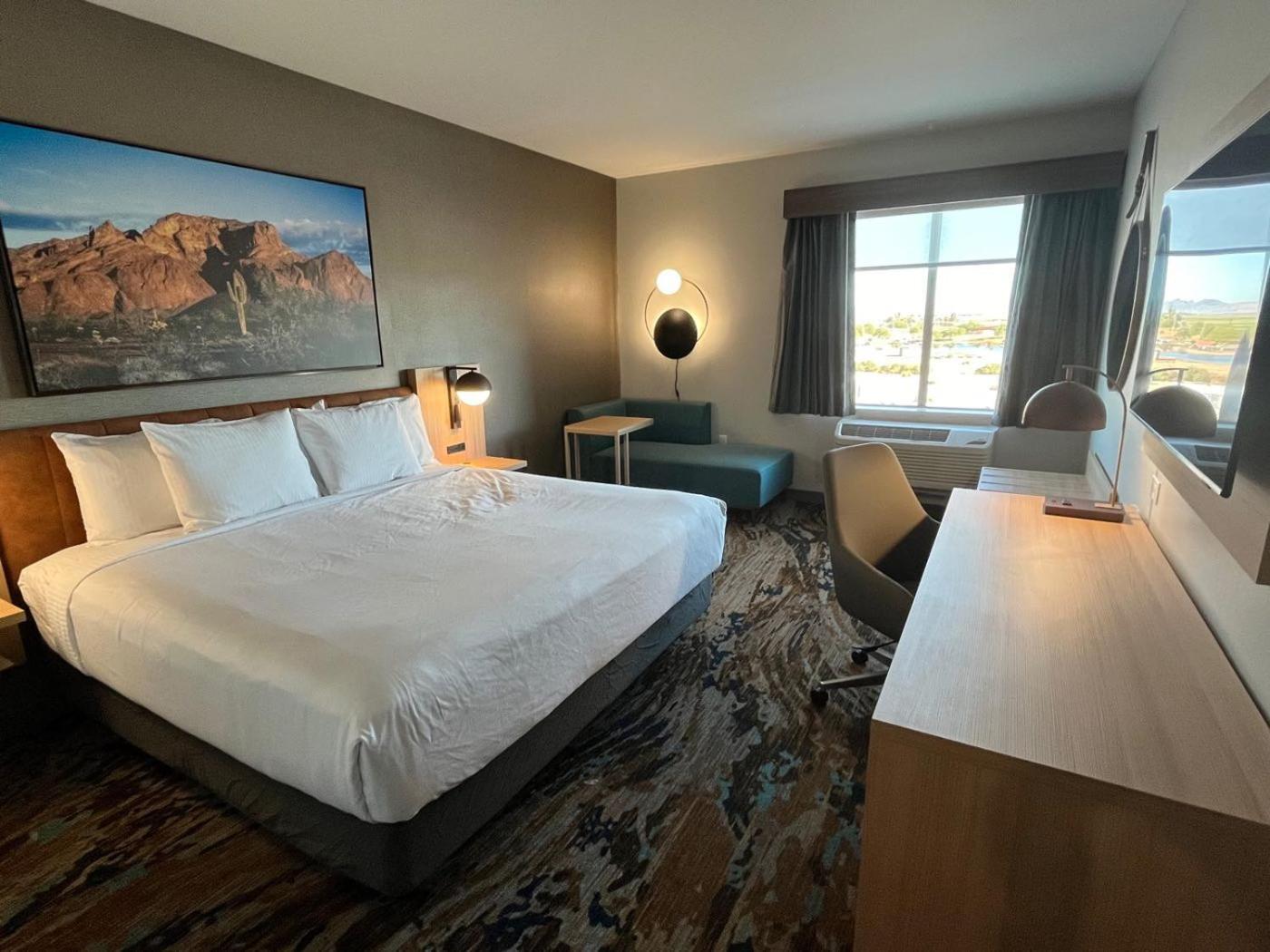 King Room with Roll-In Shower - Mobility Accessible