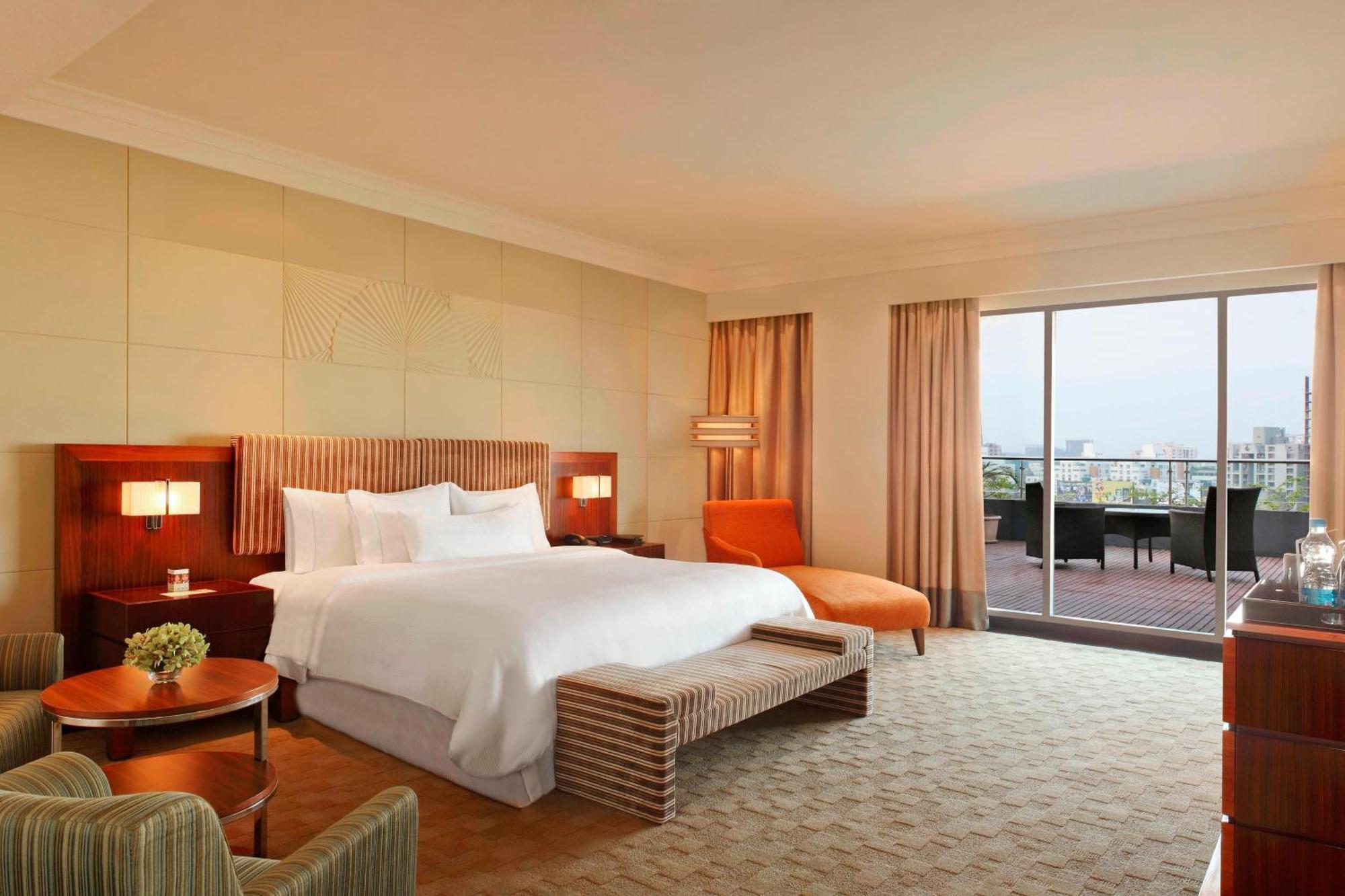 1 King Bed Executive Lounge Access Large Balcony Large Room Enjoy 11 on beverages during Golden Hours 4-8PM Mon-Sat