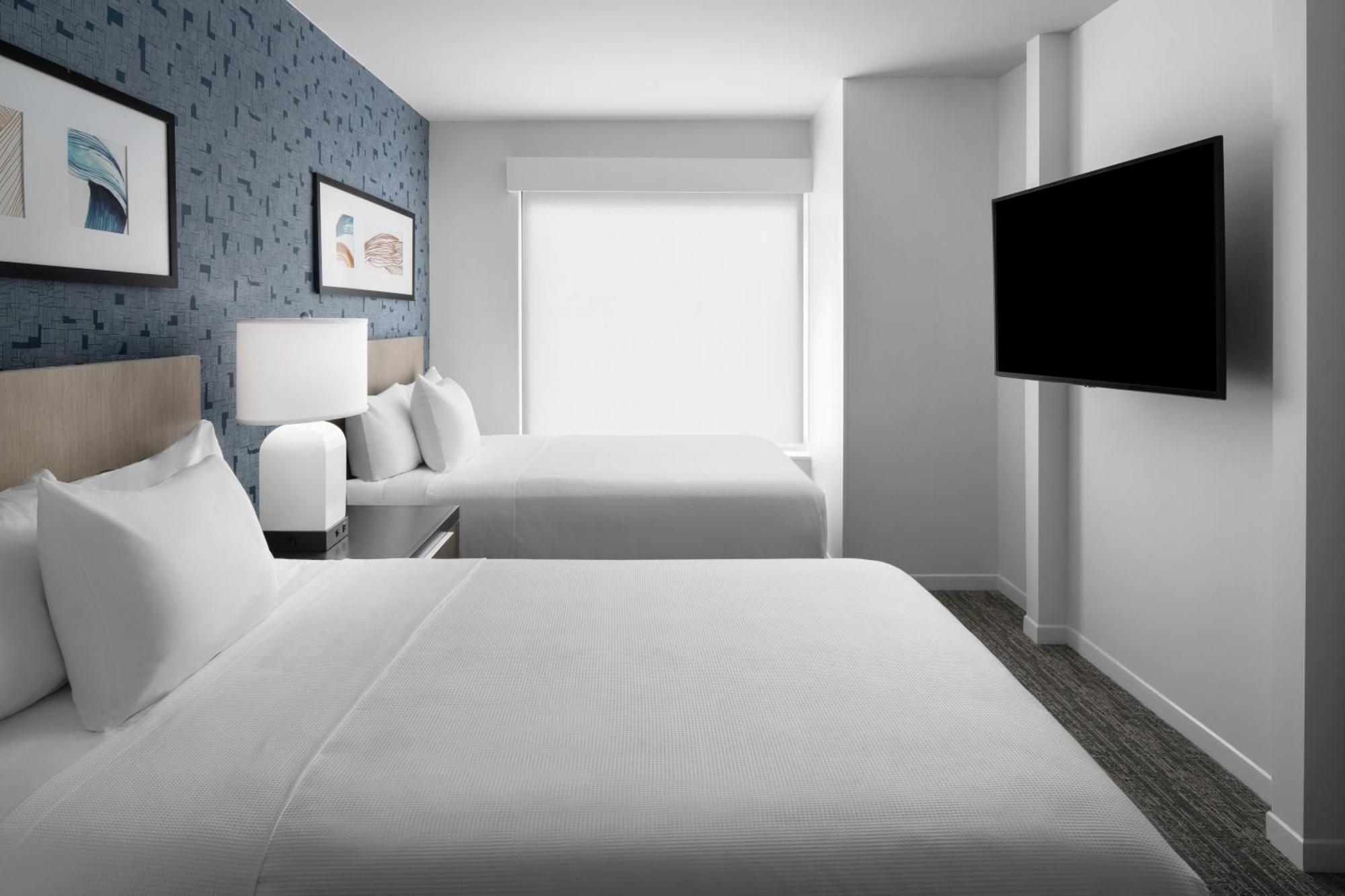 One-Bedroom Queen Suite with Sofa Bed, Kitchen and Accessible Tub