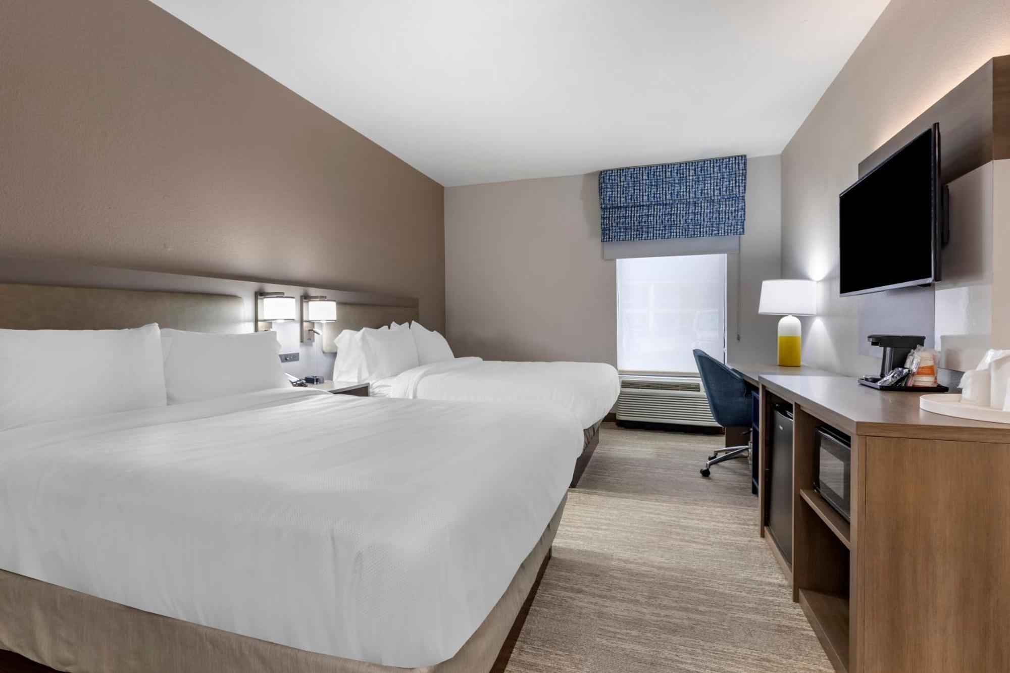 Quadruple Room Two Queen Beds Roll Shower Disability Access or Non Smoking or Interior Corridor,1535173099:JPEG