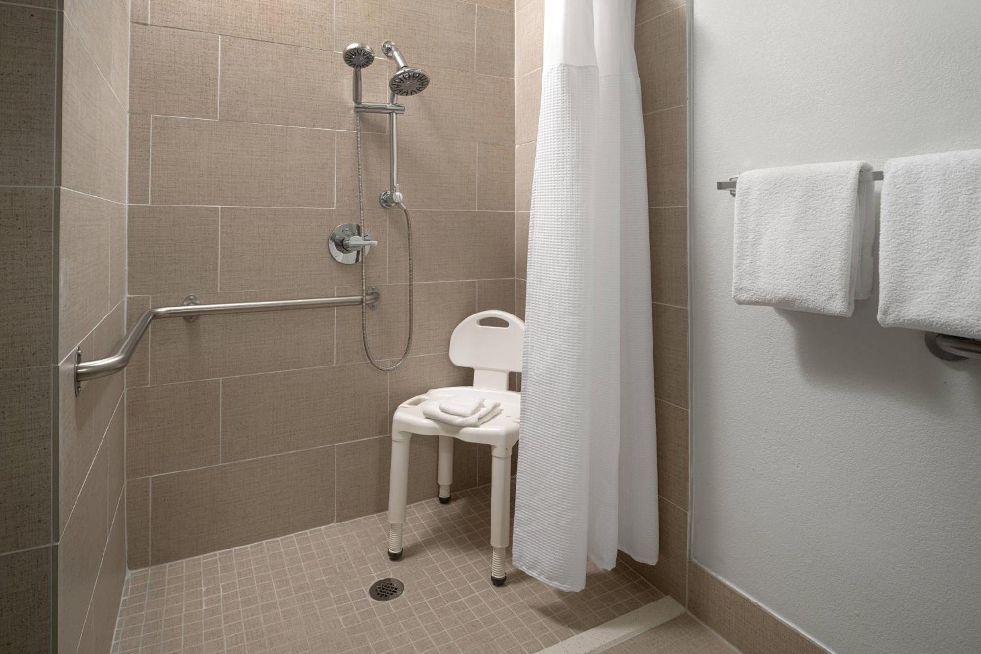 King Suite with Bathtub and Trundle Sofa - Mobility Access/Hearing Accessible