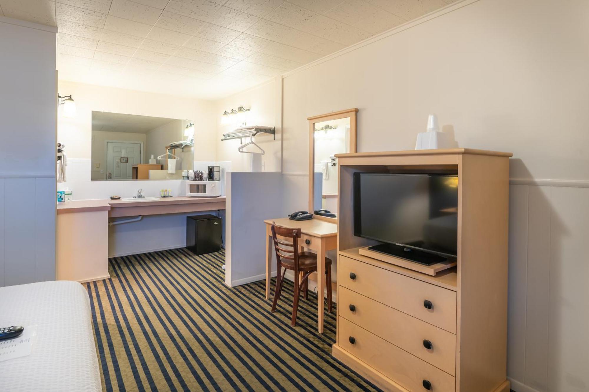 Standard Queen Room