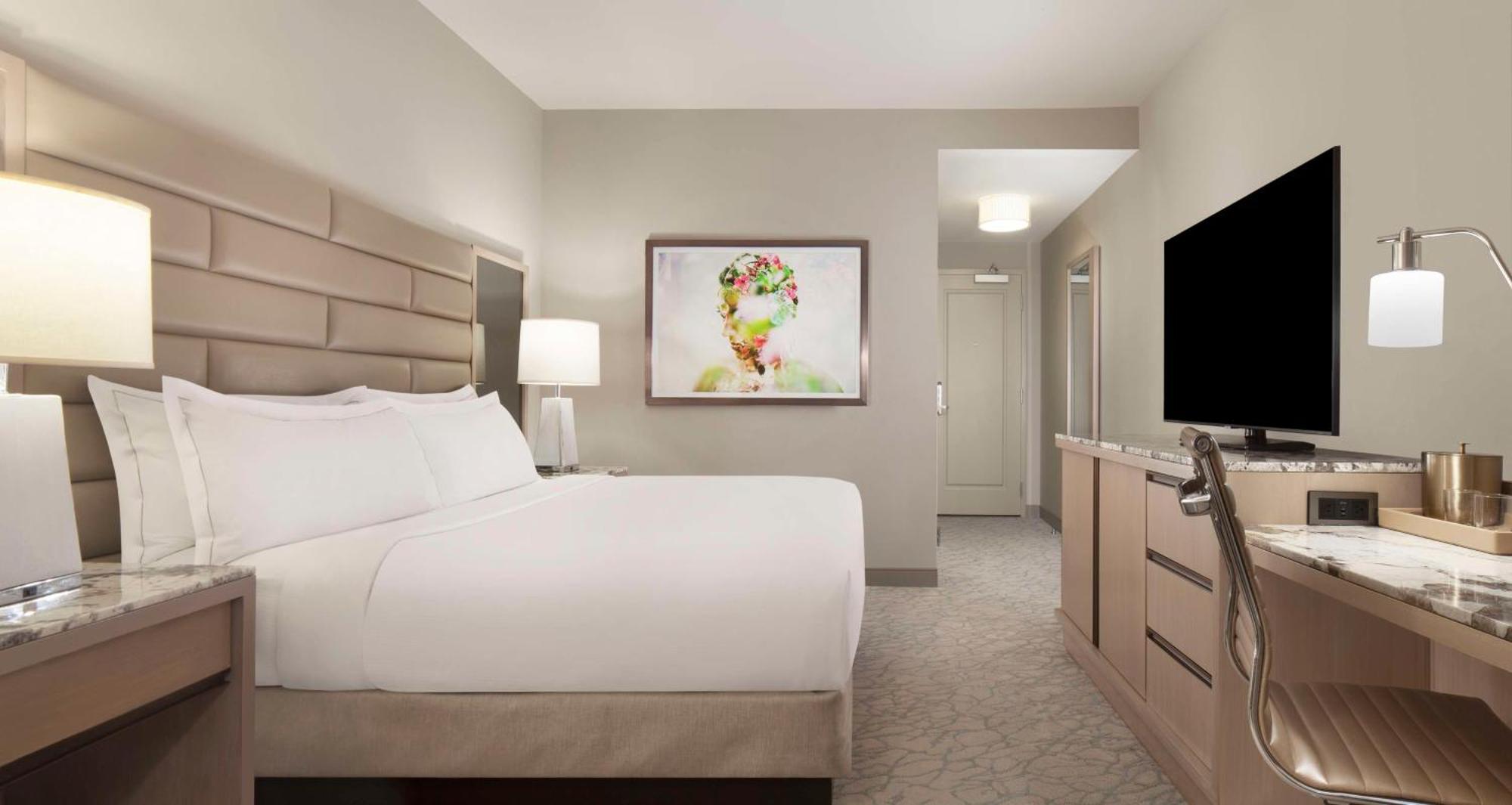 Club King Room with City View and Roll-in Shower - Mobility and Hearing Access